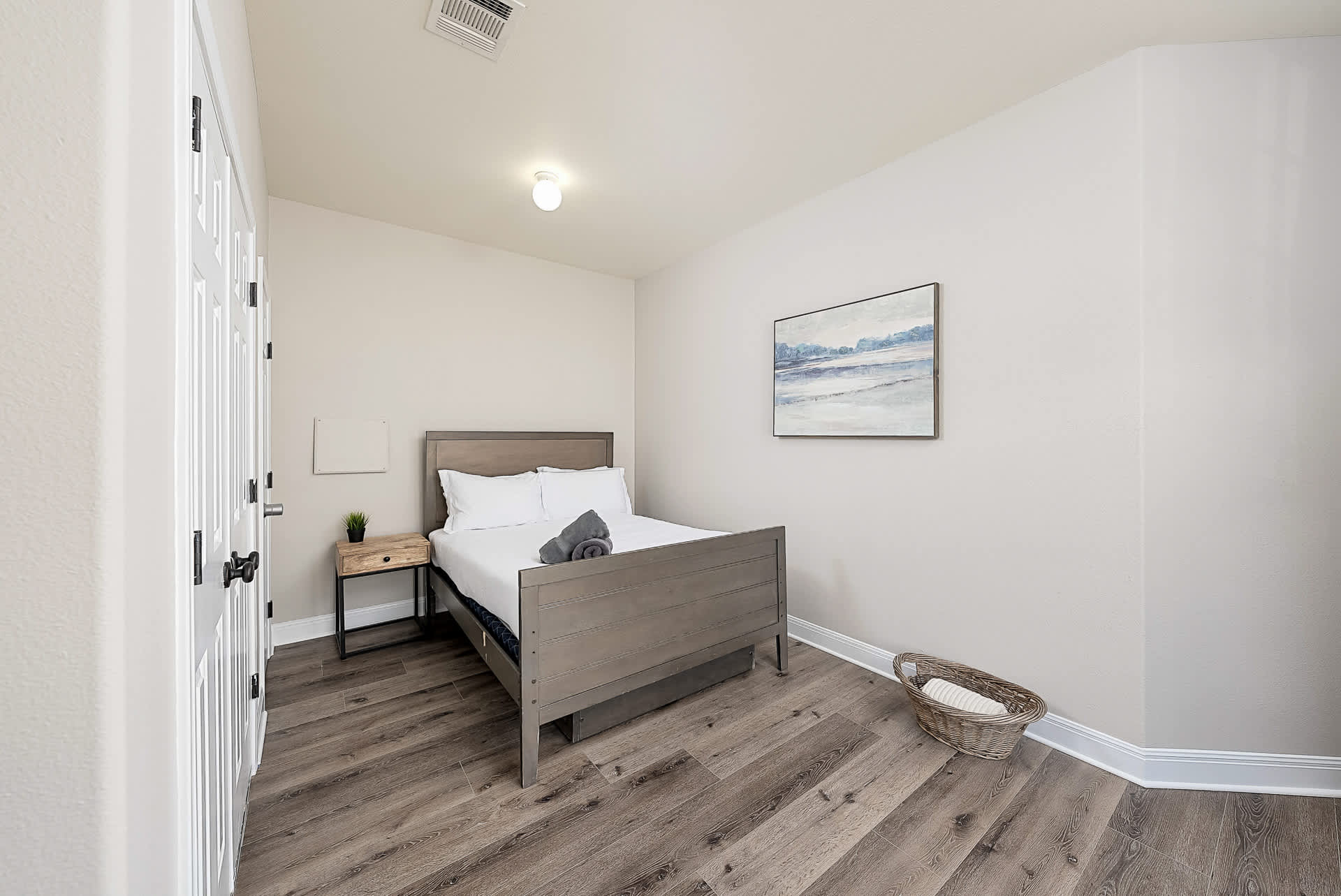 Double bedroom with fresh linens 