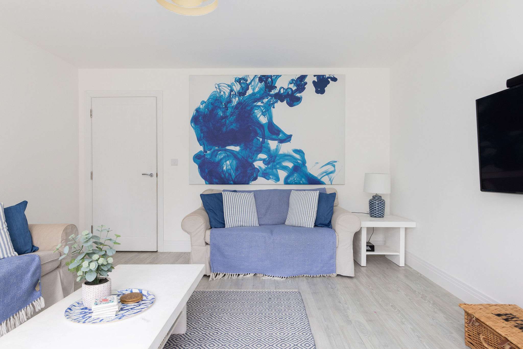 The ideal spot for movie nights or quiet evenings in. Settle into the comfortable sofas, enjoy the Smart TV, and recharge for another day of coastal exploration.