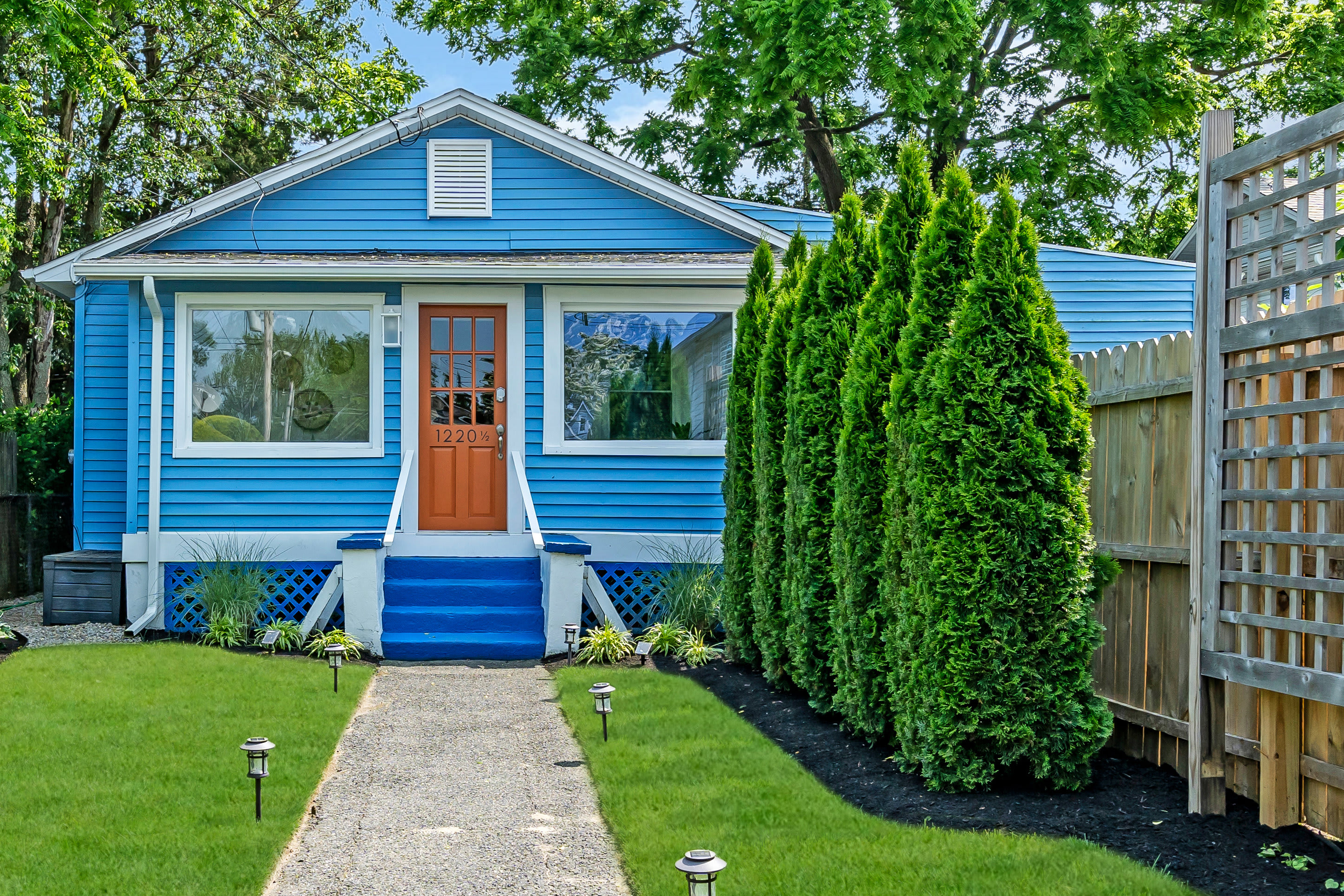 Bungalow Blue in Bradley Park! Beach Badges Included!