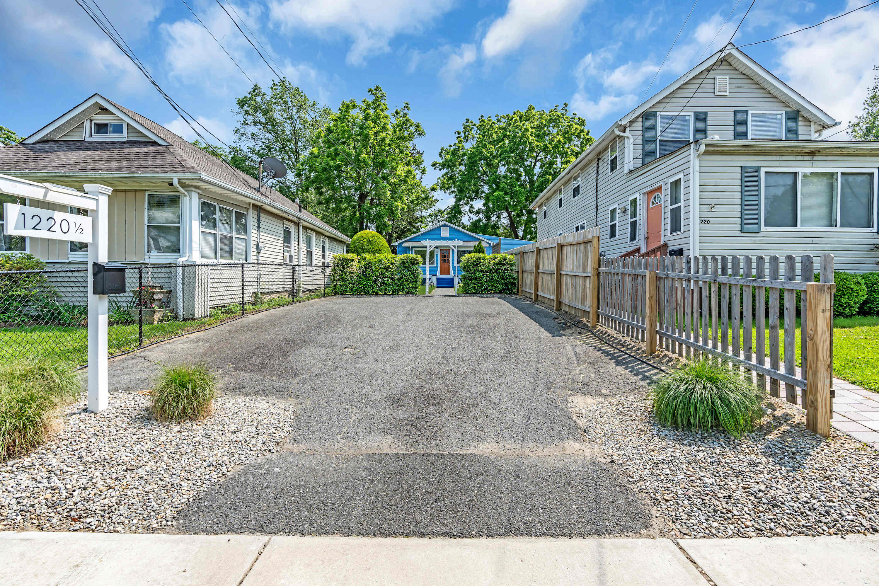 Bungalow Blue in Bradley Park! Beach Badges Included!