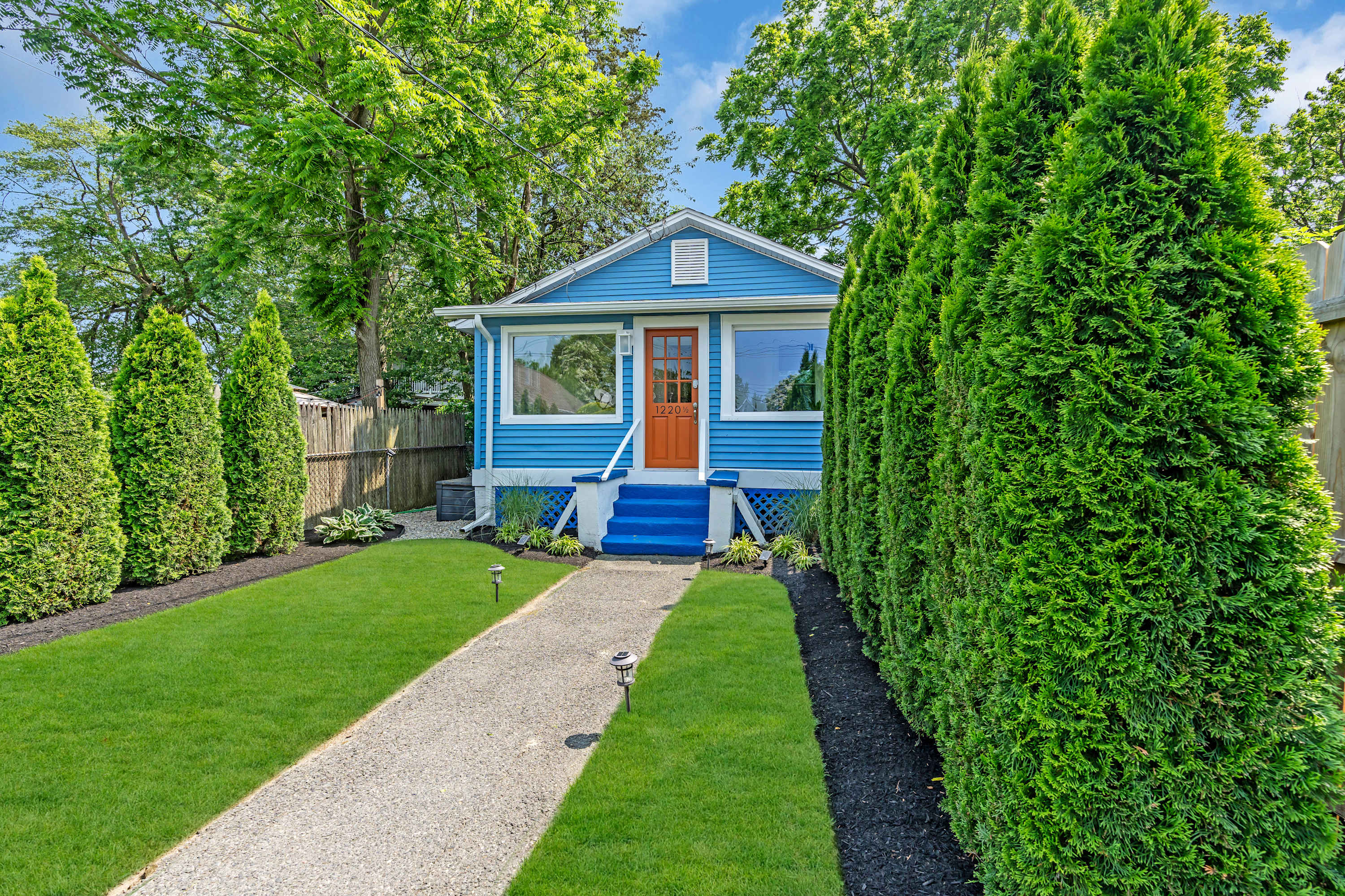Bungalow Blue in Bradley Park! Beach Badges Included!