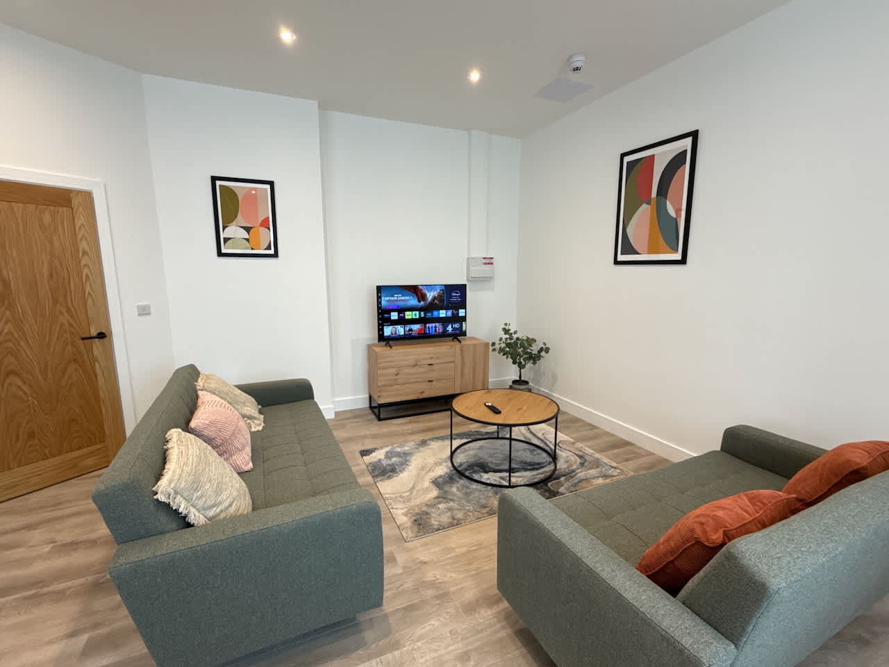Luxury 3 bedroom, 2 bathroom All ground floor,  centrally located - 2 Queen Street - Ashbrook Serviced Apartments in 20 Queen Street OX14 3LN - Property image 8 - VivreStays