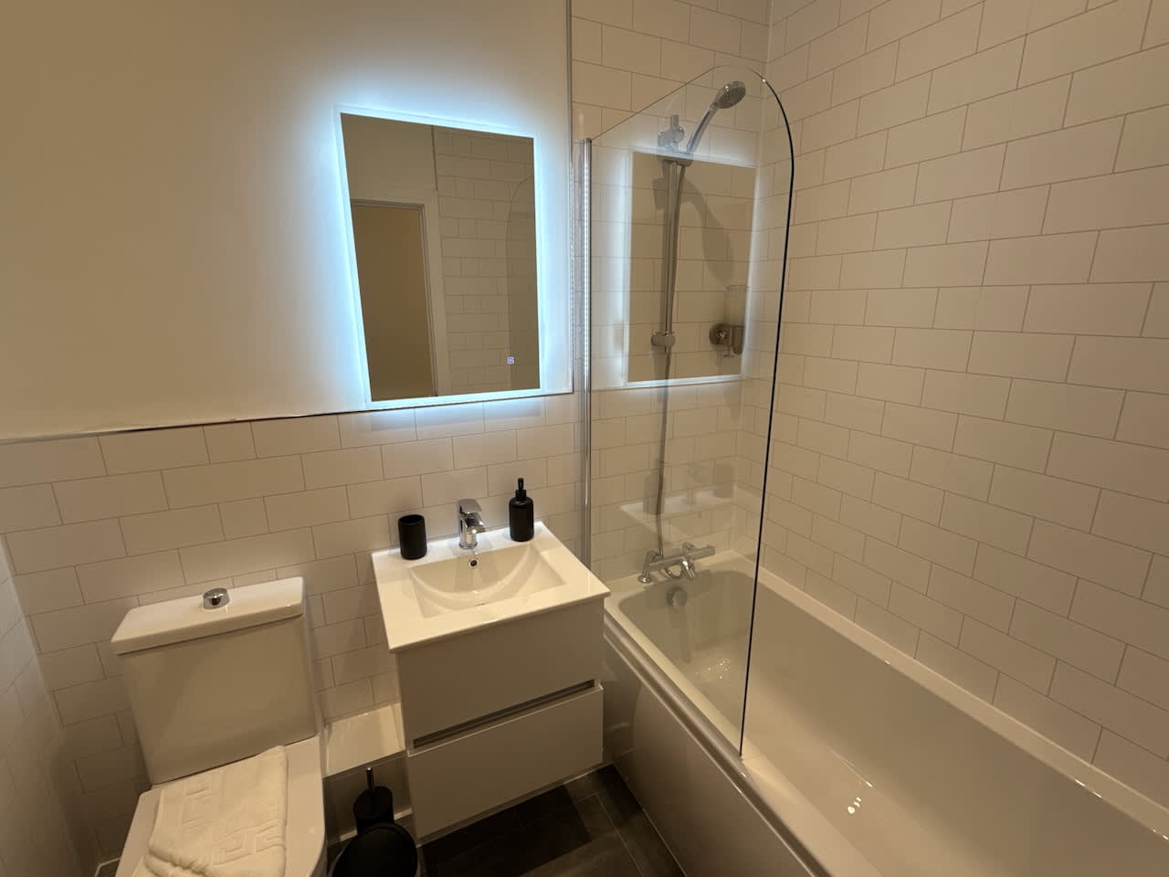 Luxury 3 bedroom, 2 bathroom All ground floor,  centrally located - 2 Queen Street - Ashbrook Serviced Apartments in 20 Queen Street OX14 3LN - Property image 7 - VivreStays