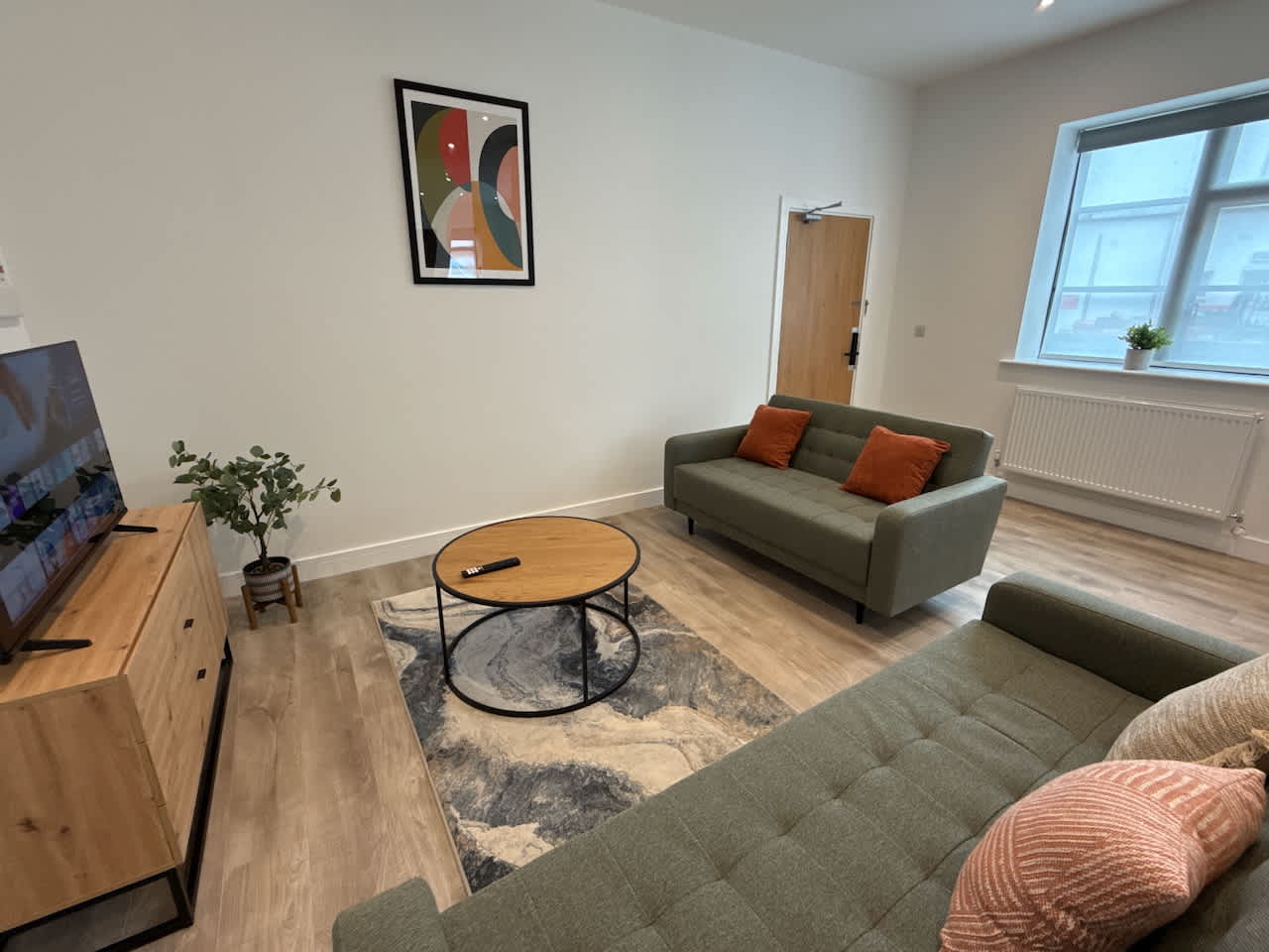 Luxury 3 bedroom, 2 bathroom All ground floor,  centrally located - 2 Queen Street - Ashbrook Serviced Apartments in 20 Queen Street OX14 3LN - Property image 2 - VivreStays