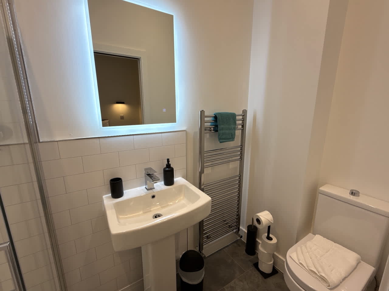 Luxury 3 bedroom, 2 bathroom All ground floor,  centrally located - 2 Queen Street - Ashbrook Serviced Apartments in 20 Queen Street OX14 3LN - Property image 13 - VivreStays