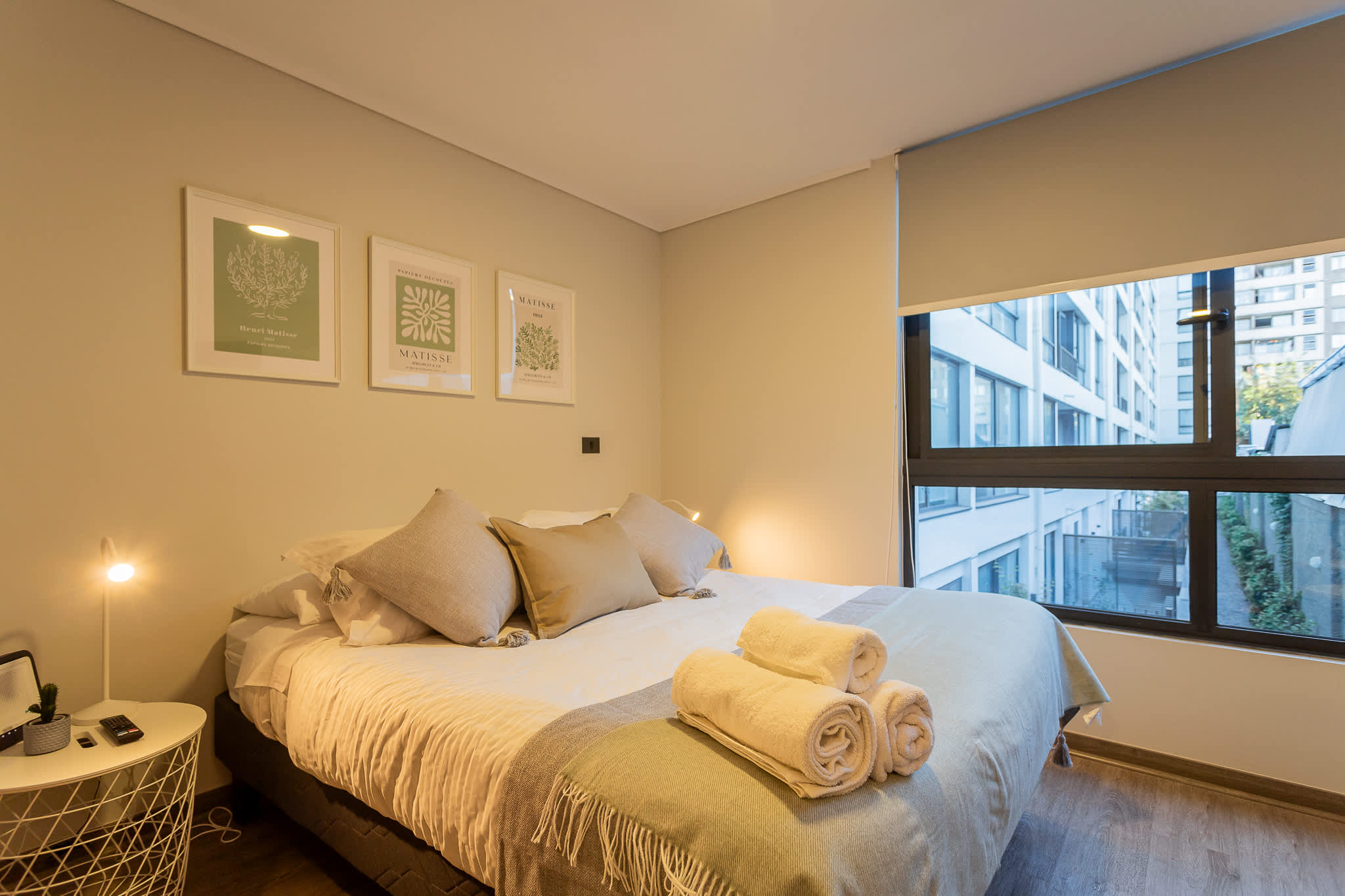 Relax in this cozy studio with a comfy bed and city views, perfect for a peaceful retreat in the heart of Chile.