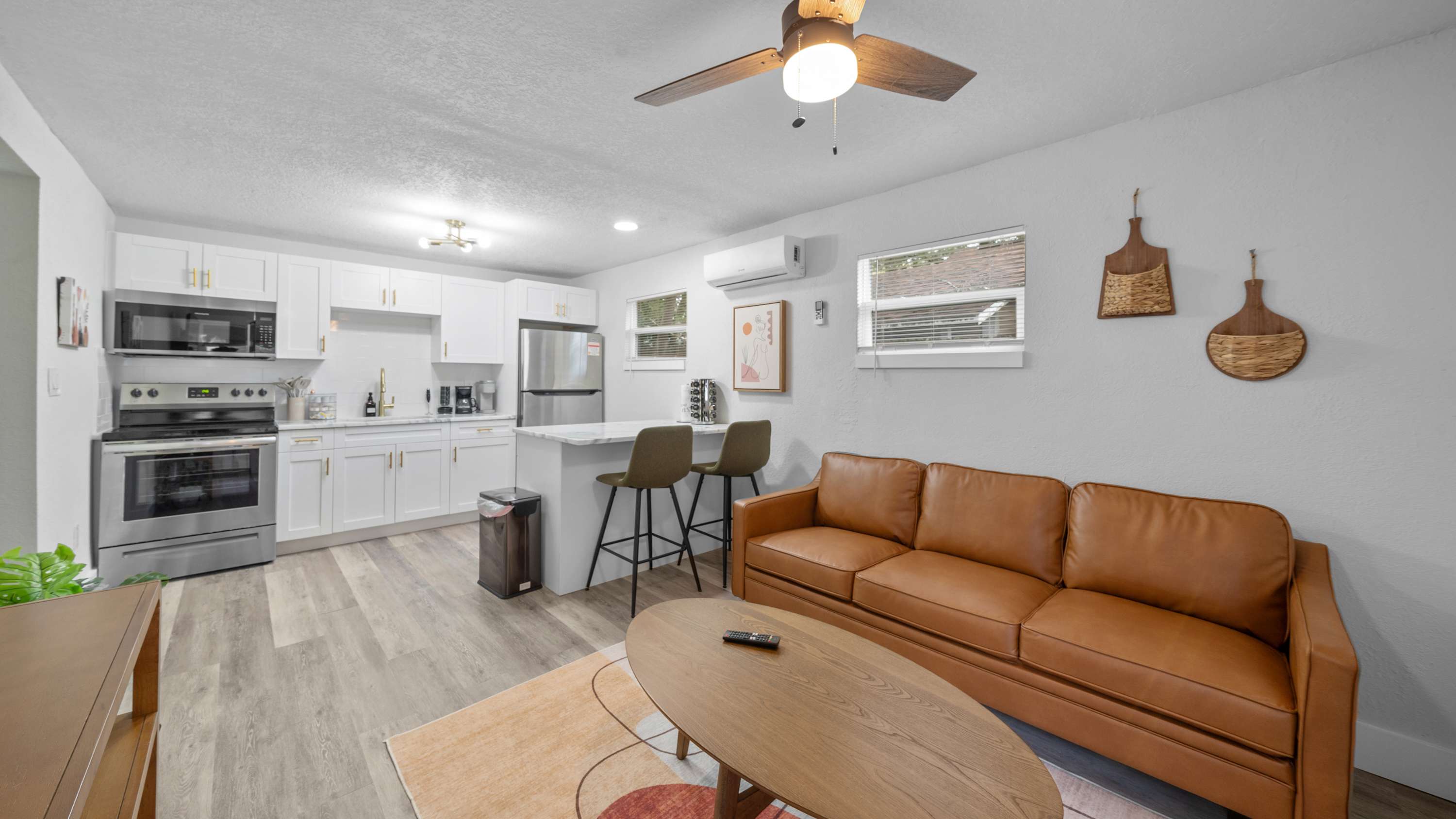 Chic Mid-century Escape With Smart Amenities - Stylish And Cozy Retreat - Tampa, FL