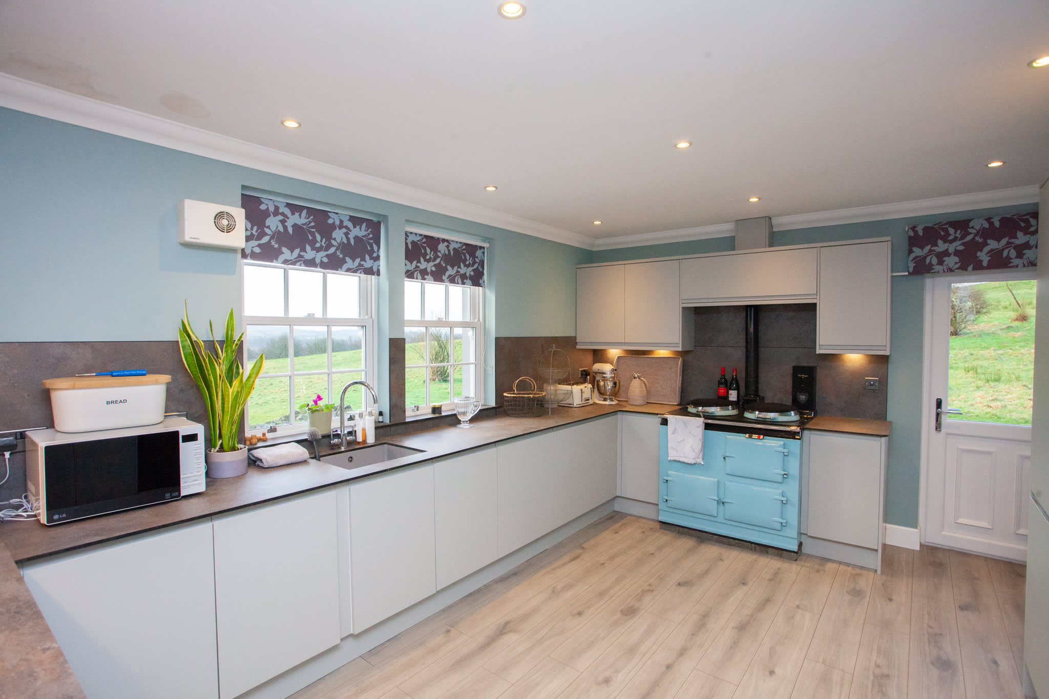 5 Bed Family Home Lochwinnoch in Bridesmill Road PA12 4HR - Property image 9 - VivreStays