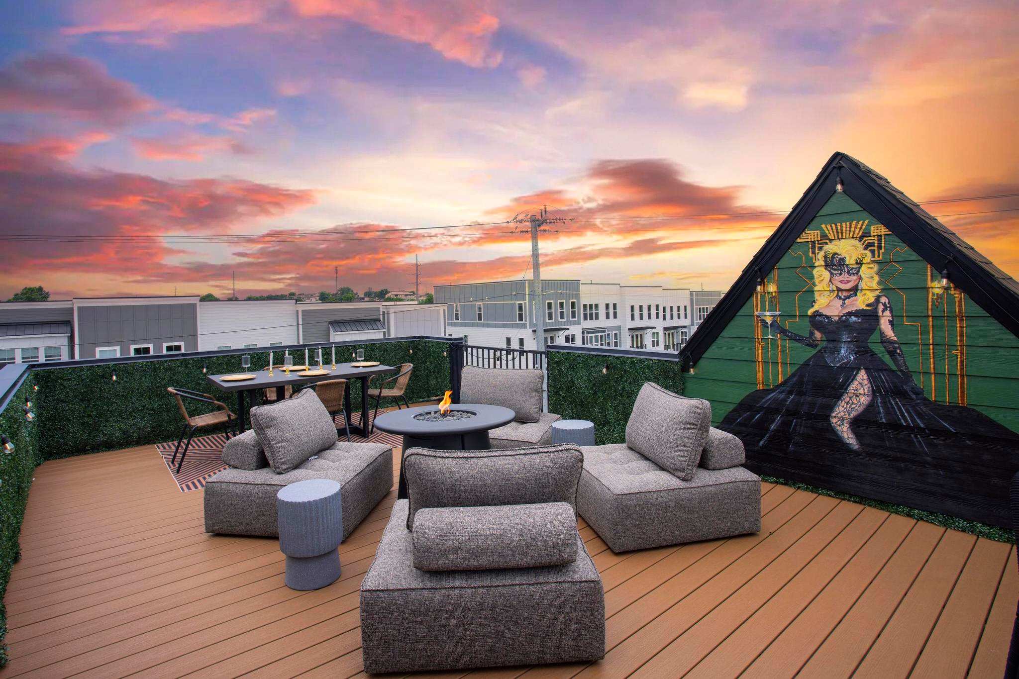 Speakeasy Glamour: Rooftop, Hot Tub + Dolly Mural — Nashville, TN — vacation rental
