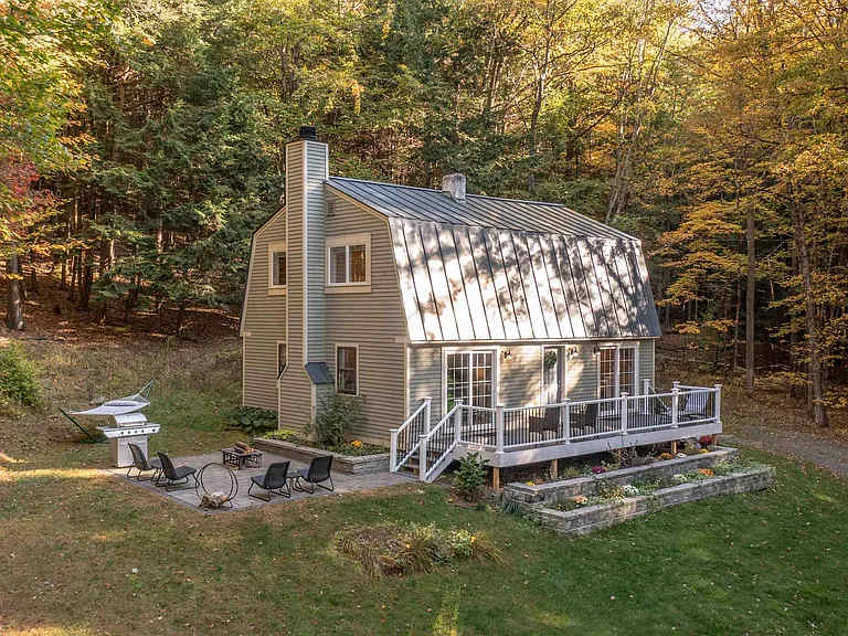 Acres & Views! Firepit, BBQ | Bayley Way Getaway