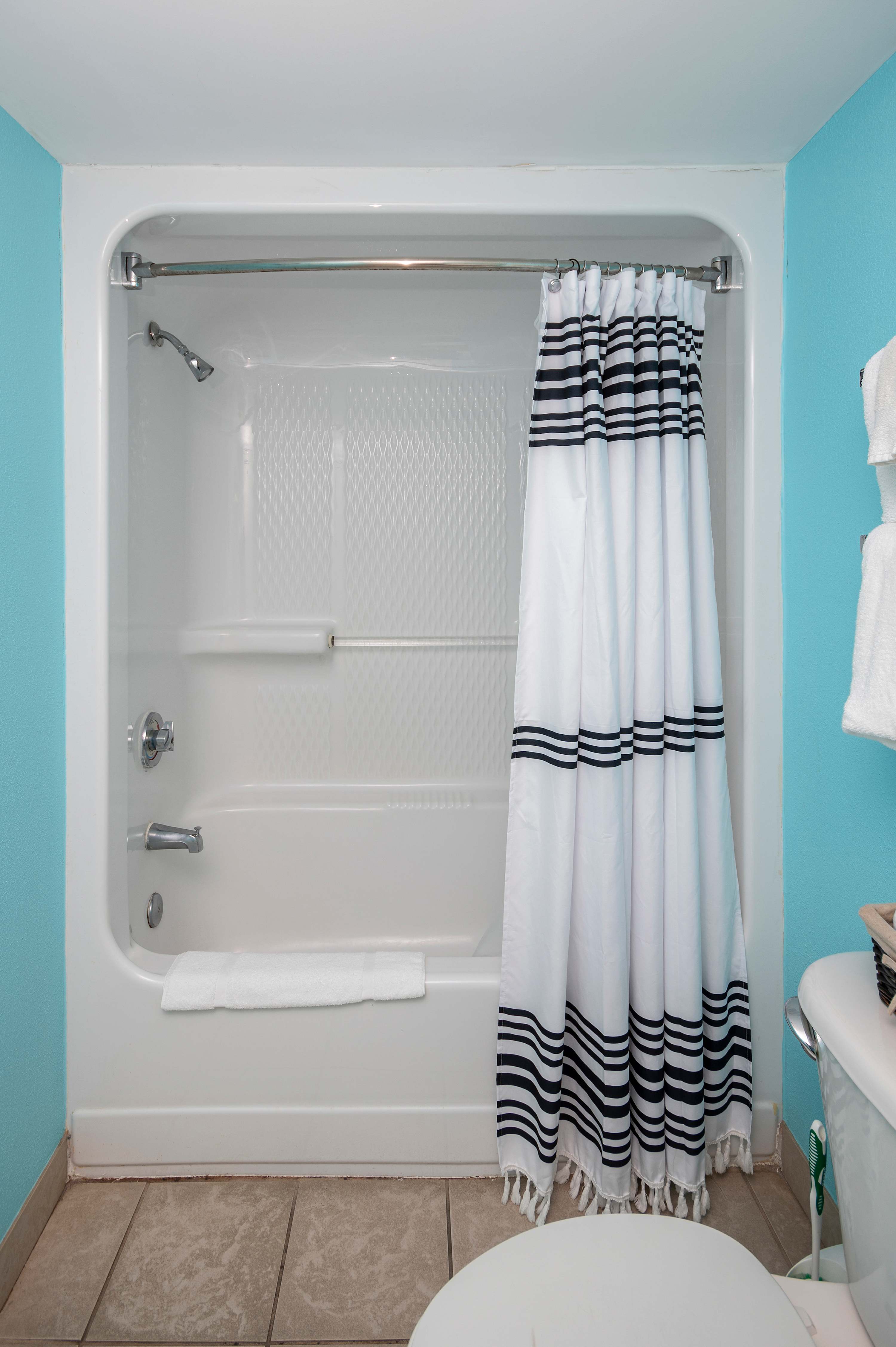 Enjoy the perfect post-beach shower experience—bright, clean, and calming.

