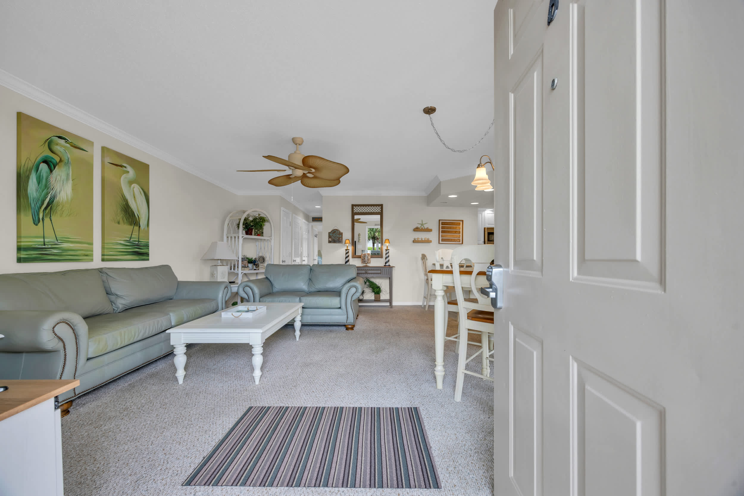 Shorehaven Lakefront & Steps to Beach w Pool