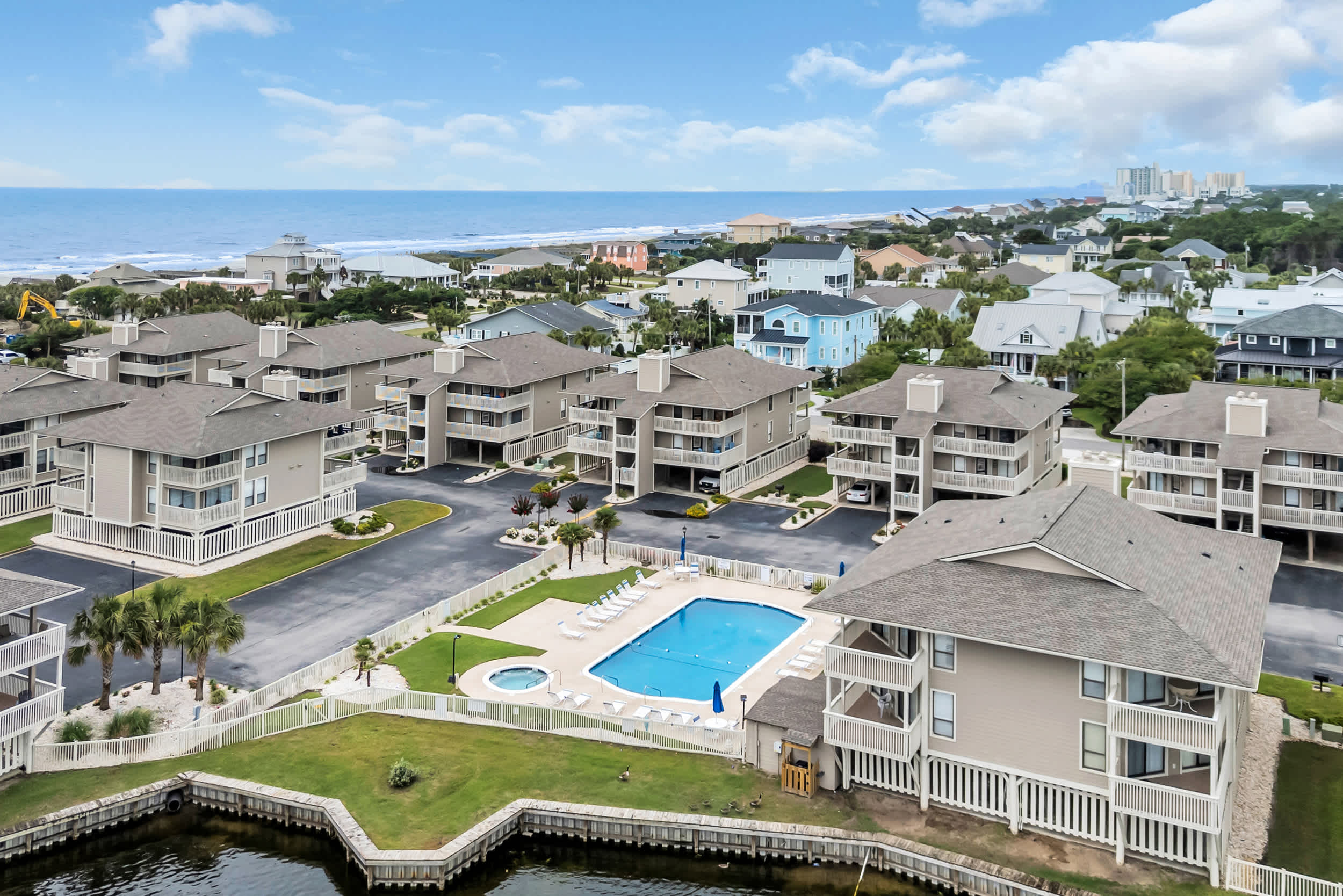 Shorehaven Lakefront & Steps to Beach w Pool