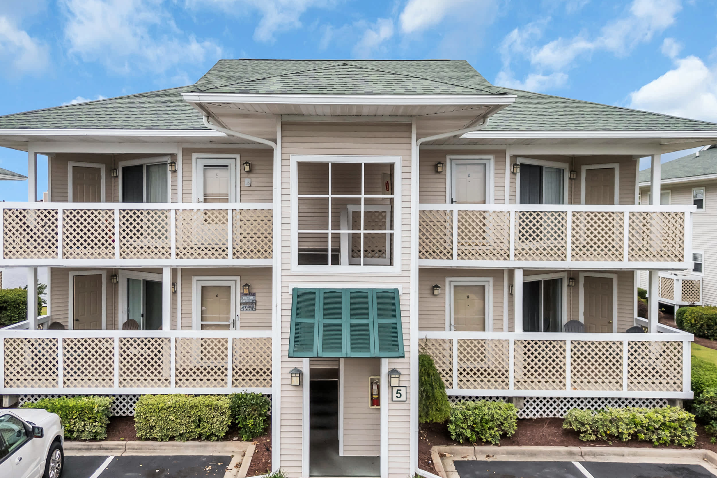 Shorehaven Lakefront & Steps to Beach w Pool