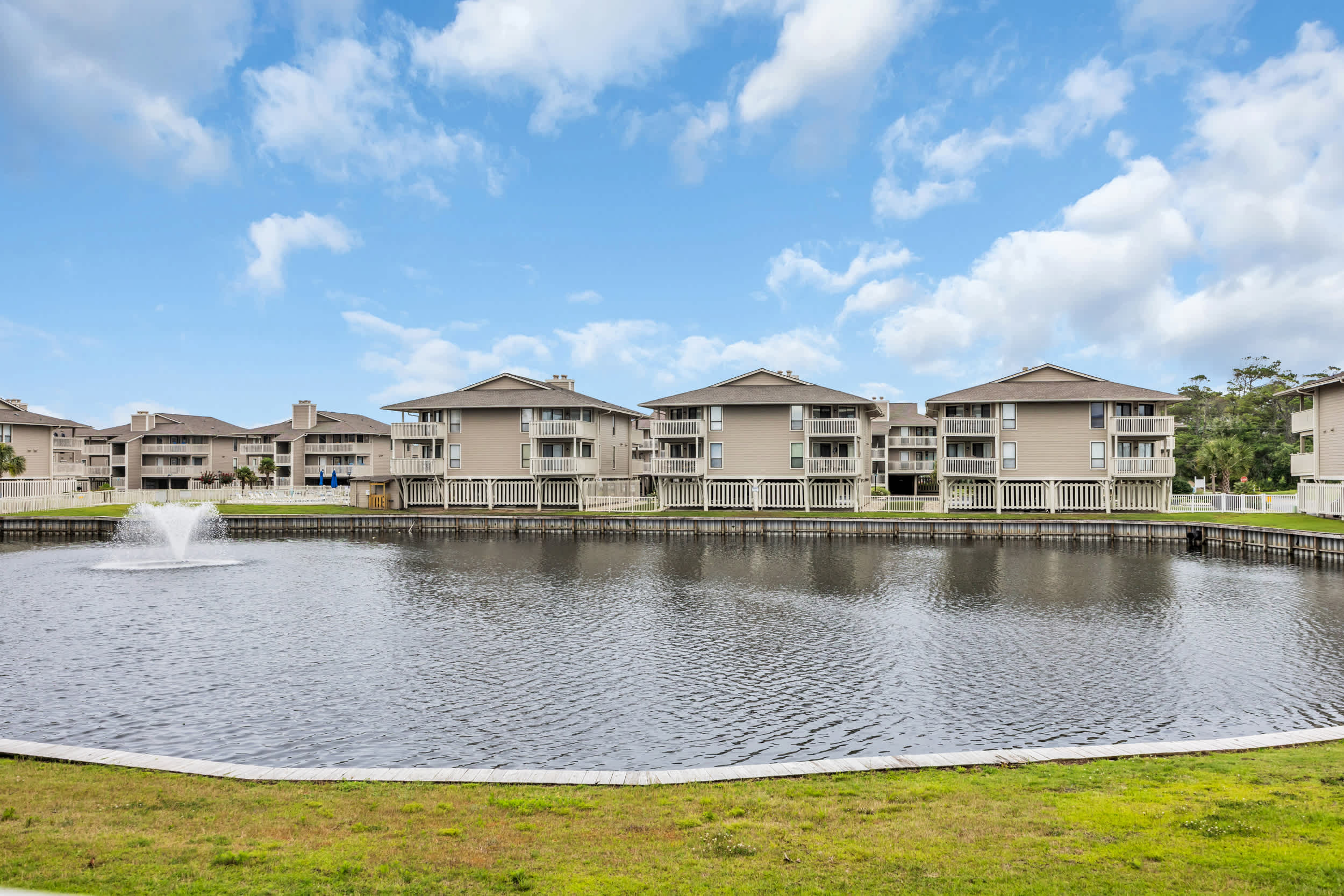 Shorehaven Lakefront & Steps to Beach w Pool