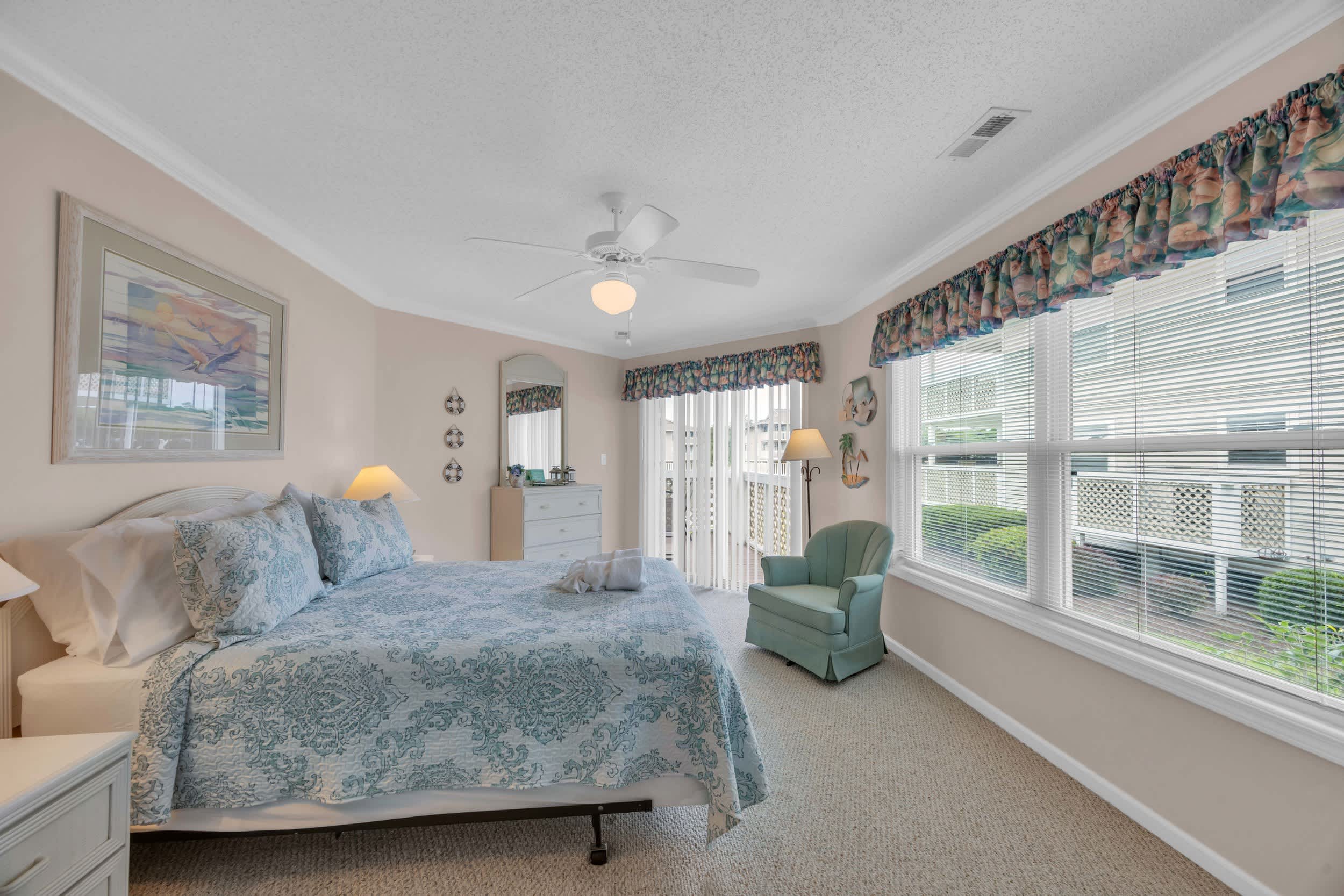 Shorehaven Lakefront & Steps to Beach w Pool