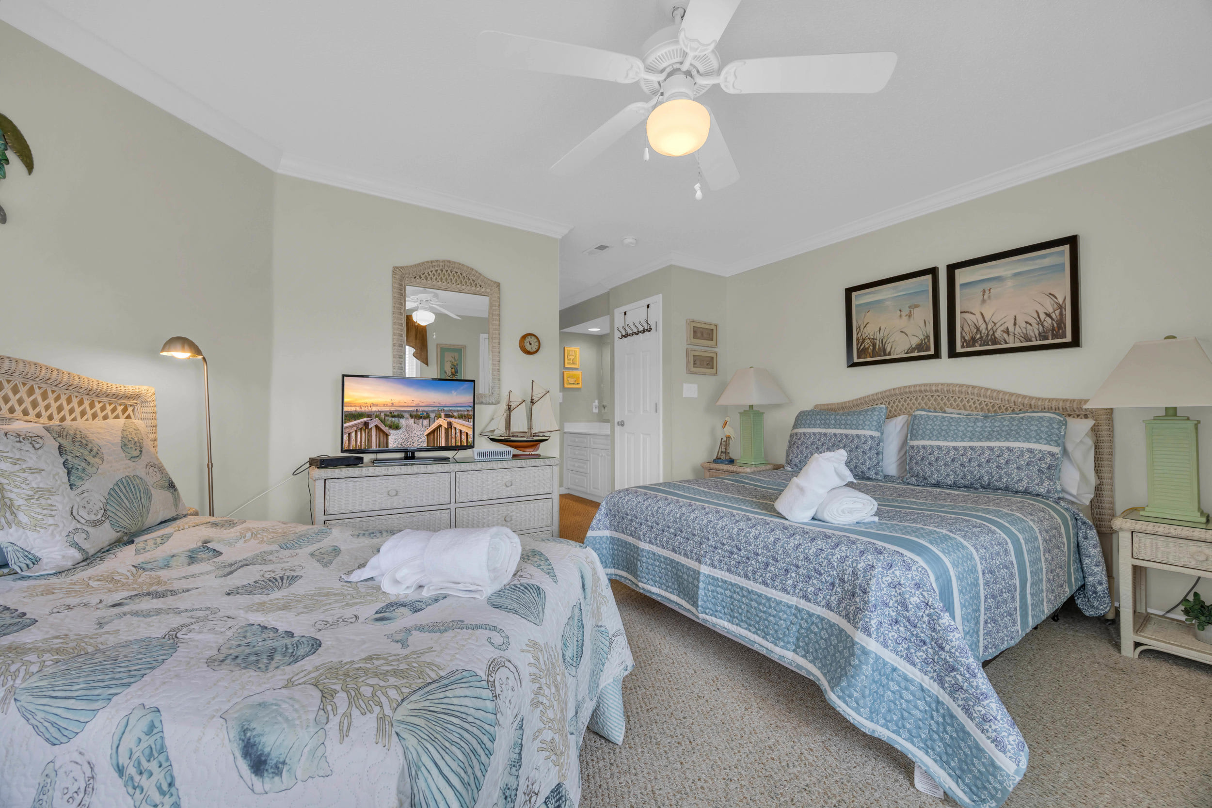 Shorehaven Lakefront & Steps to Beach w Pool