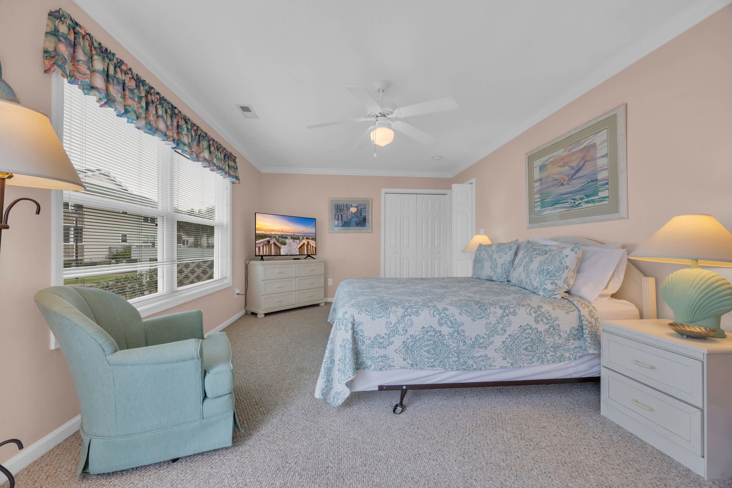 Shorehaven Lakefront & Steps to Beach w Pool