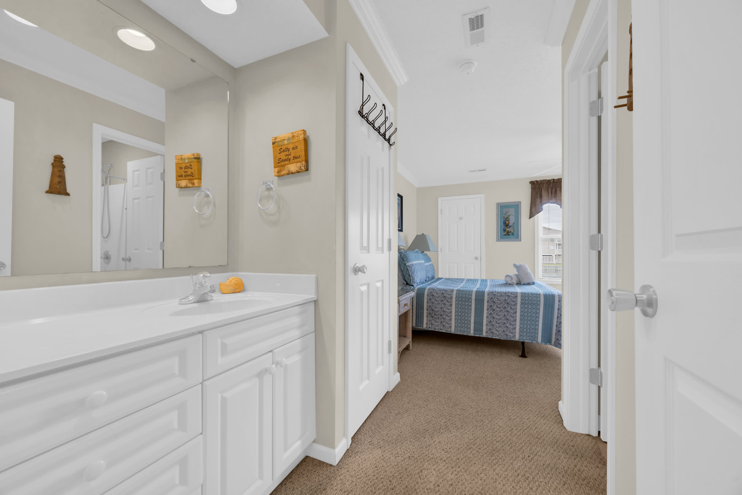 Shorehaven Lakefront & Steps to Beach w Pool