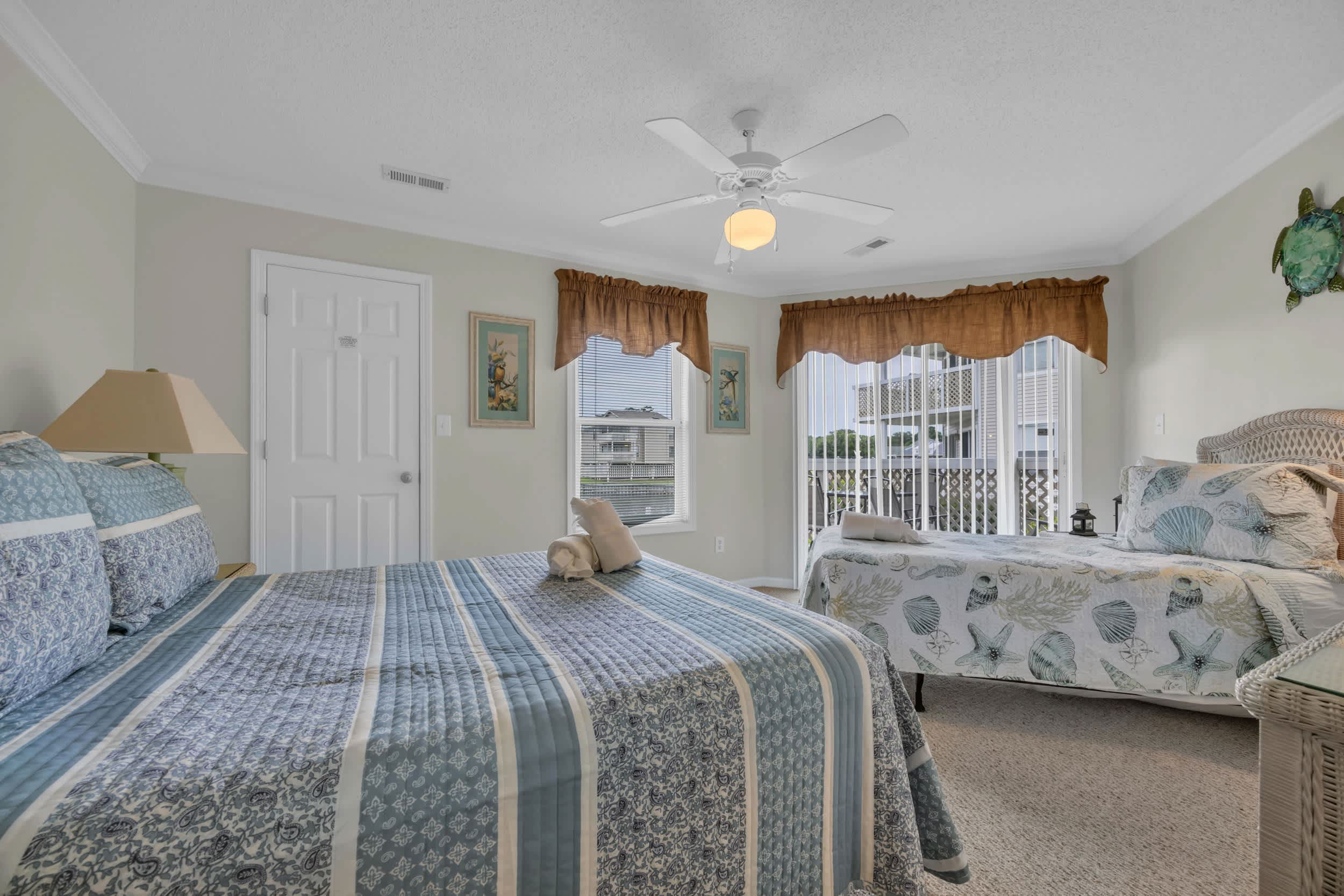 Shorehaven Lakefront & Steps to Beach w Pool