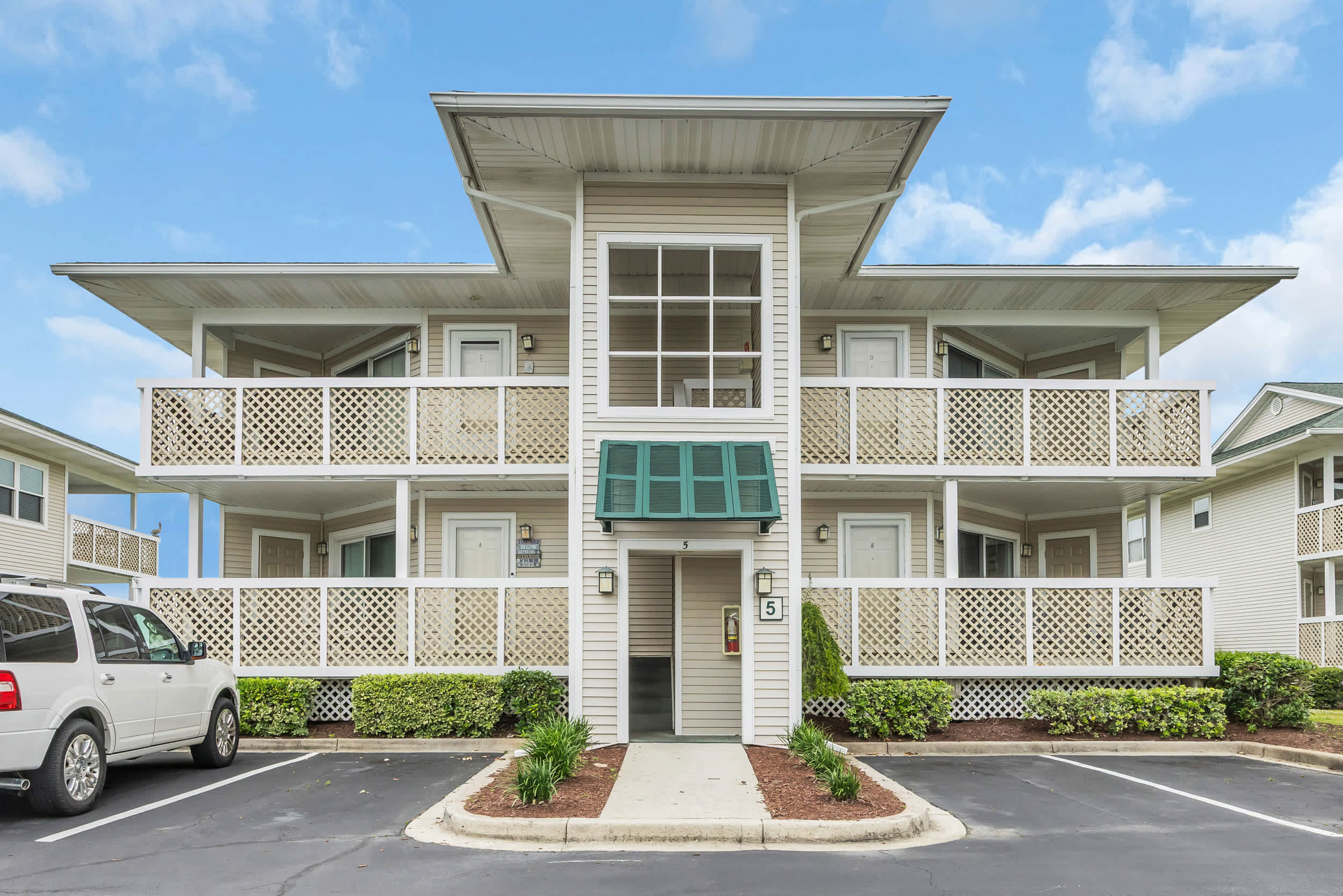 Shorehaven Lakefront & Steps to Beach w Pool