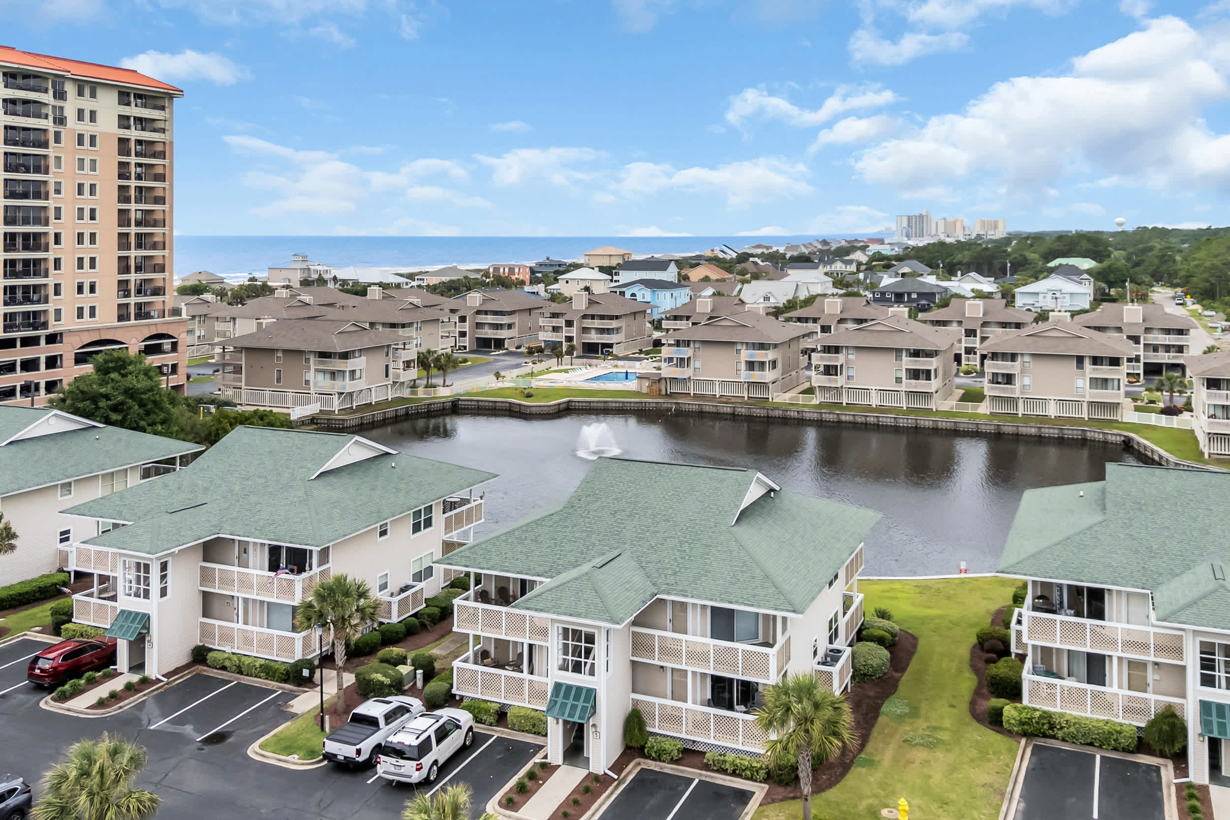 Shorehaven Lakefront & Steps to Beach w Pool