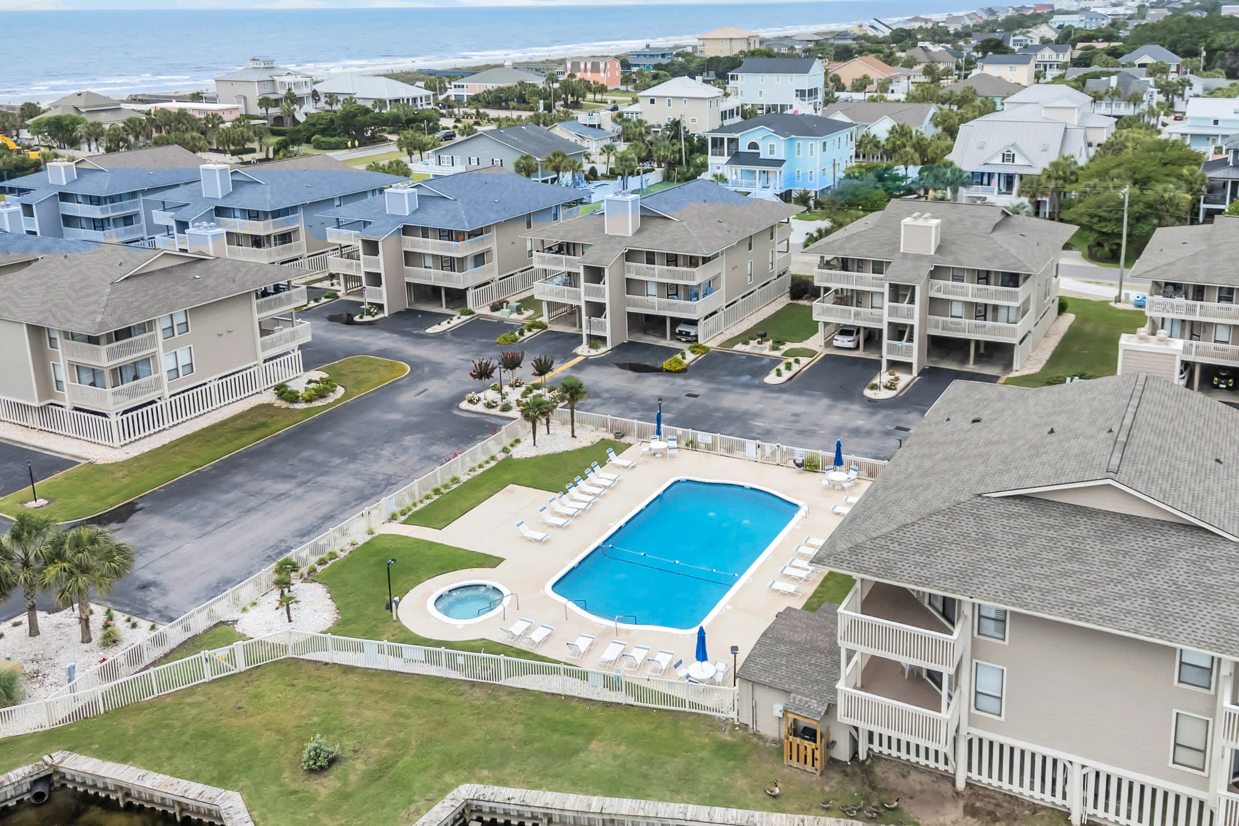 Shorehaven Lakefront & Steps to Beach w Pool