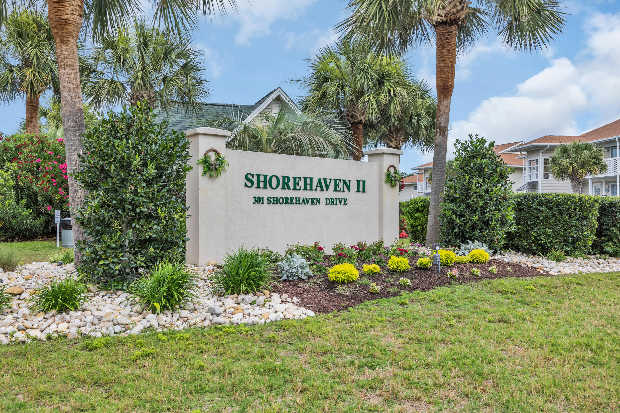 Shorehaven Lakefront & Steps to Beach w Pool