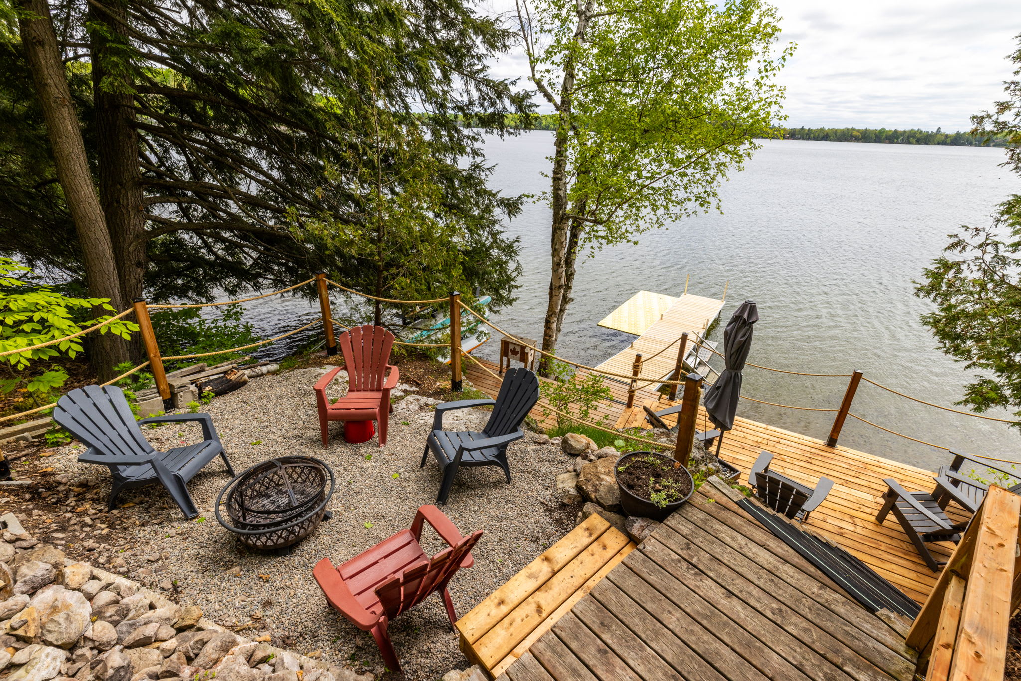 OTTER'S HOLT - Lakeside retreat with hot tub & sauna