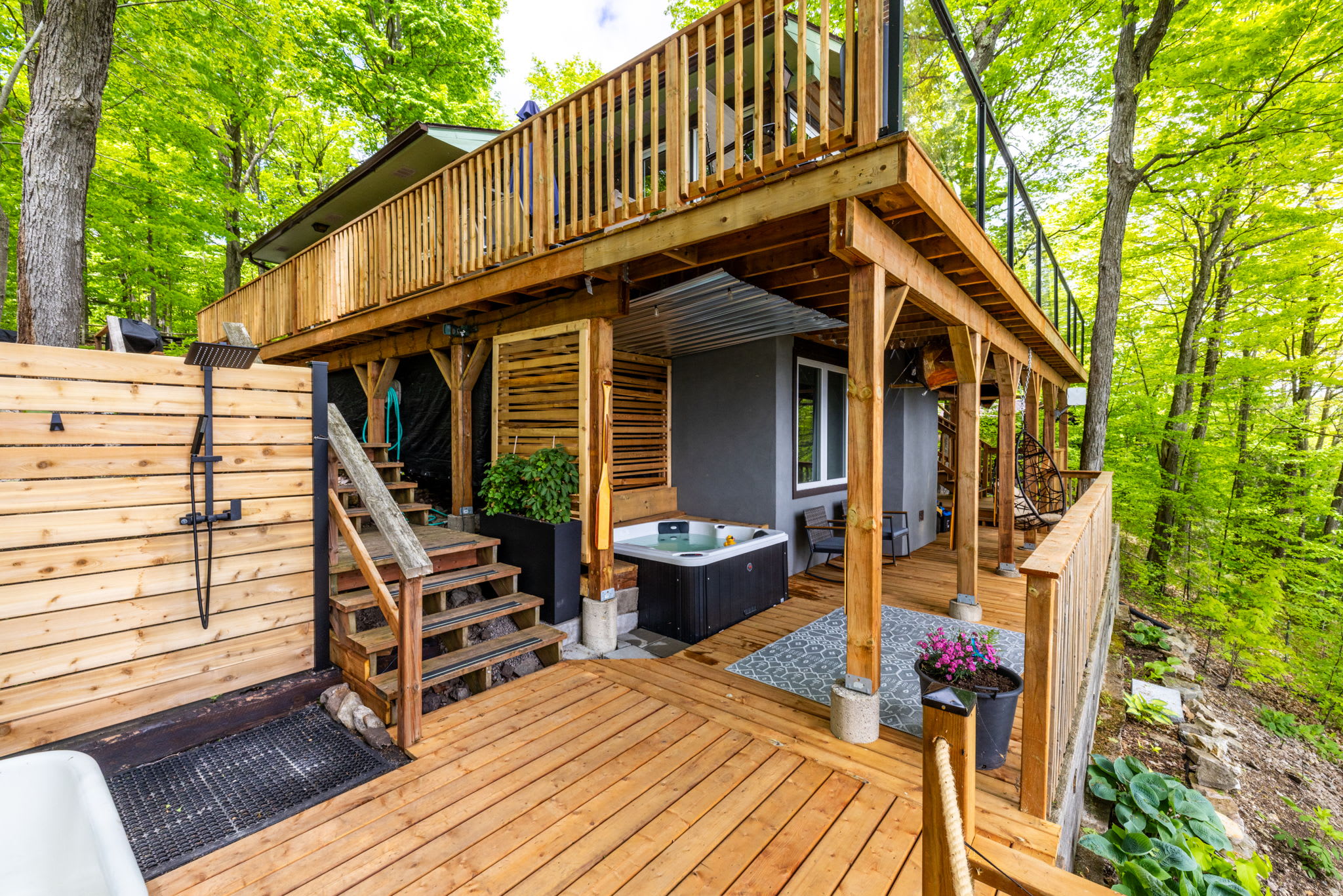 OTTER'S HOLT - Lakeside retreat with hot tub & sauna