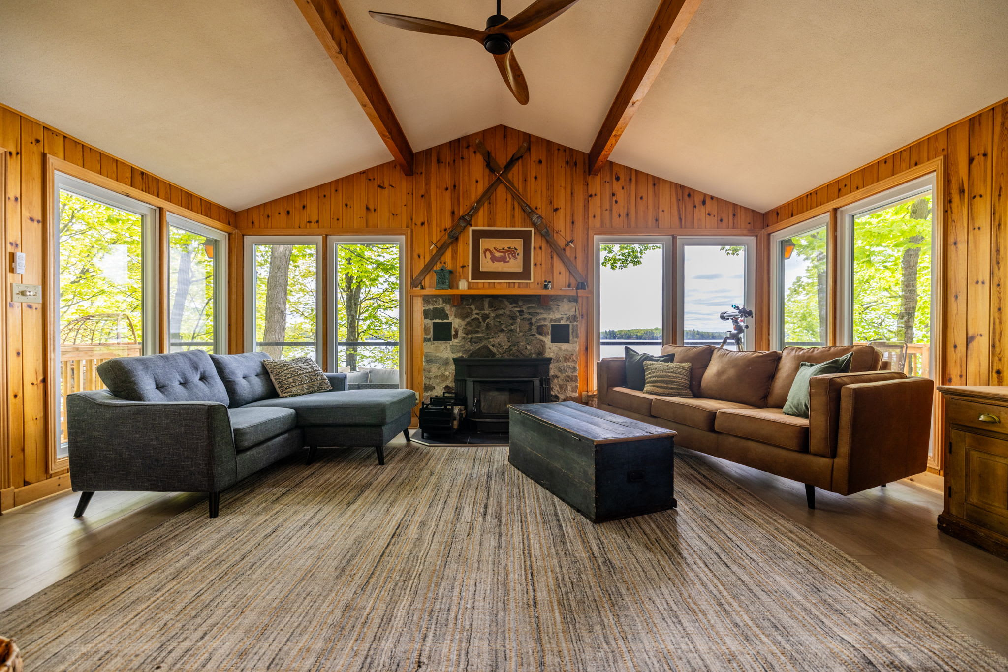 OTTER'S HOLT - Lakeside retreat with hot tub & sauna