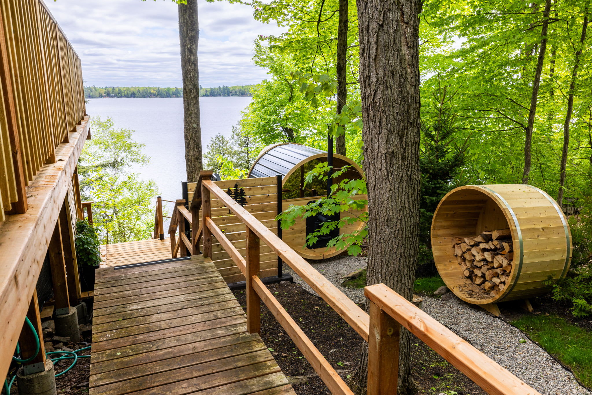 OTTER'S HOLT - Lakeside retreat with hot tub & sauna