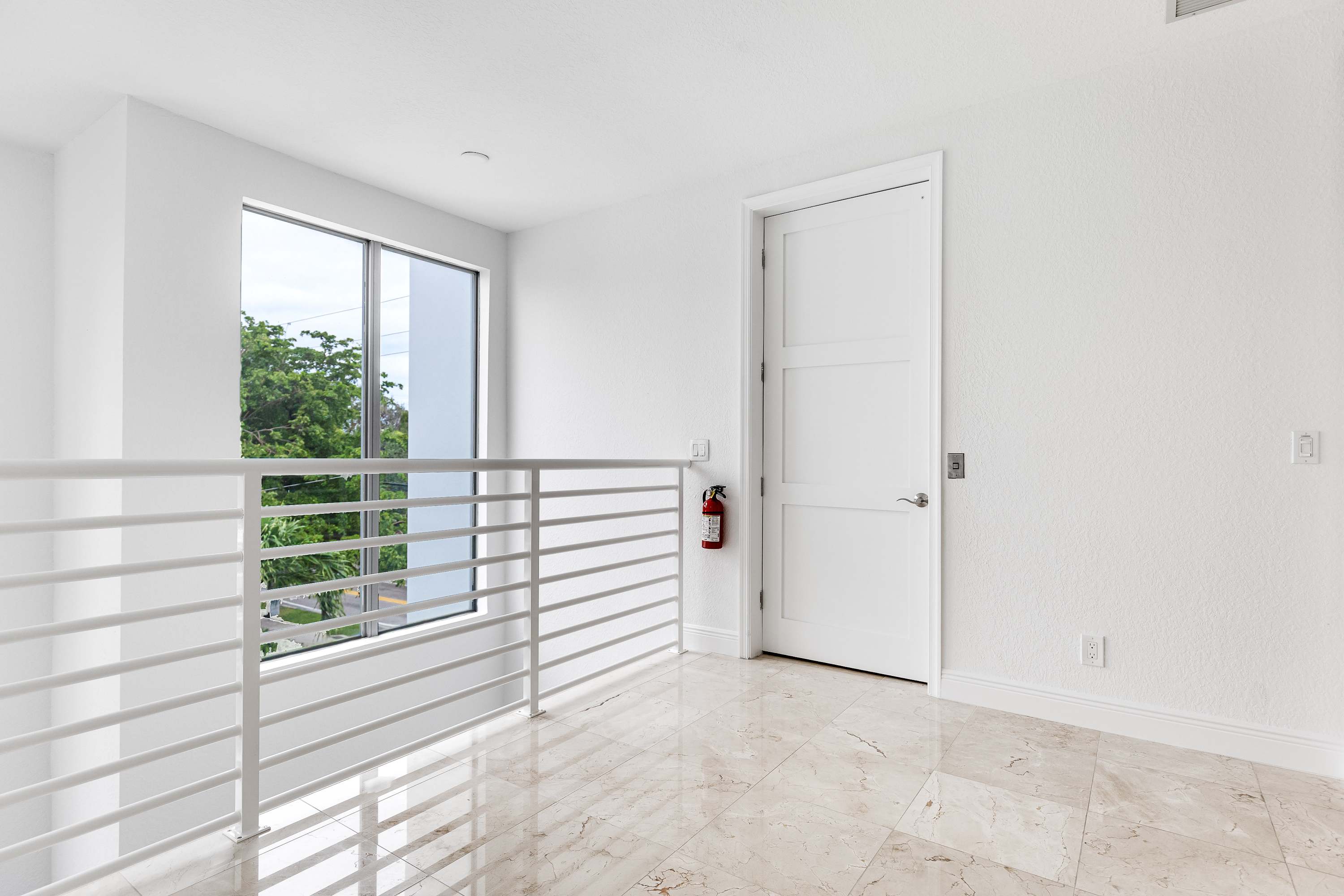 4-Bed + Den with pool in Las Olas, Ft Lauderdale - Picture 36