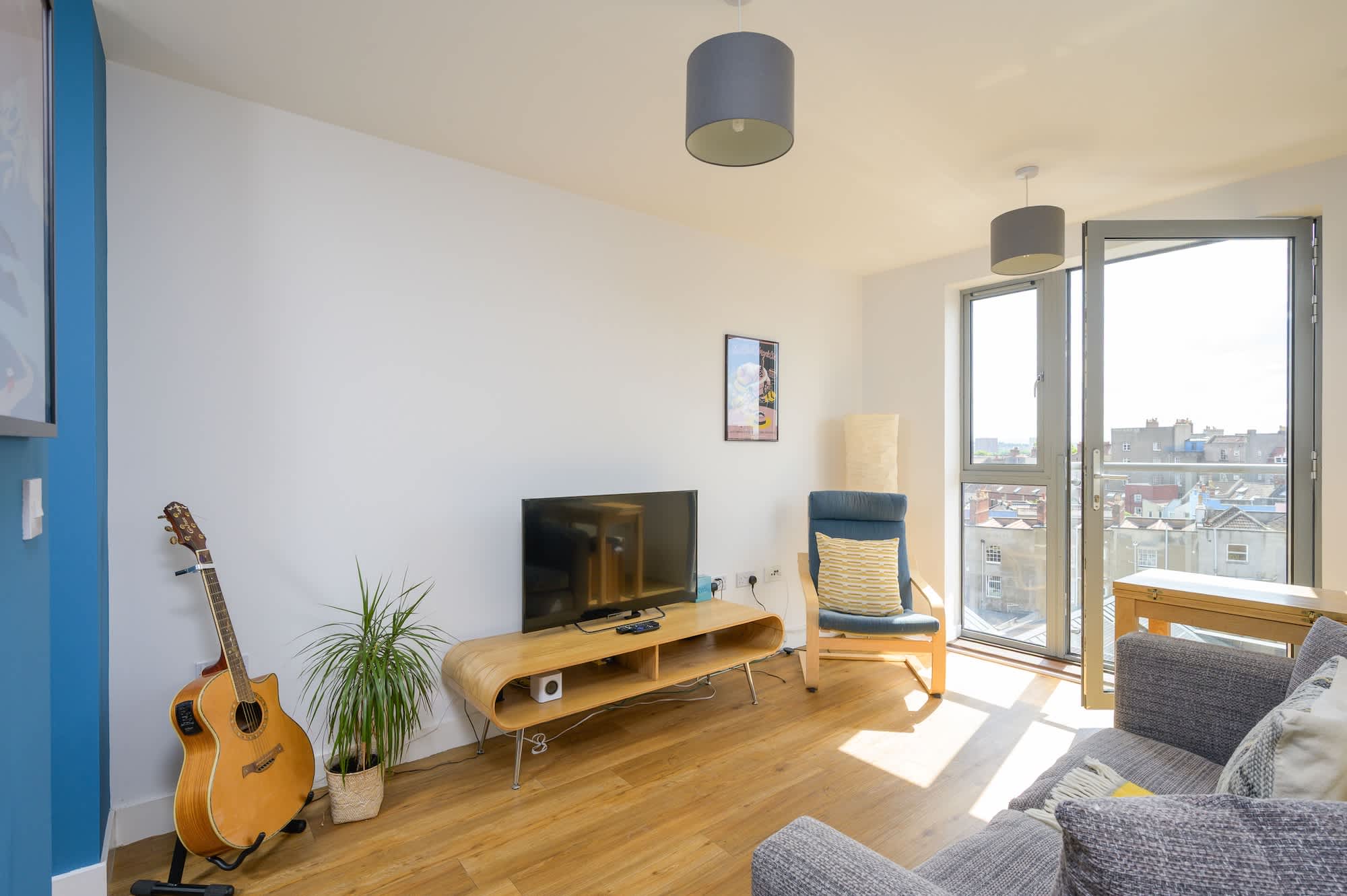 Apartment with Cityscape Views & Private Parking — Bristol City, England — vacation rental