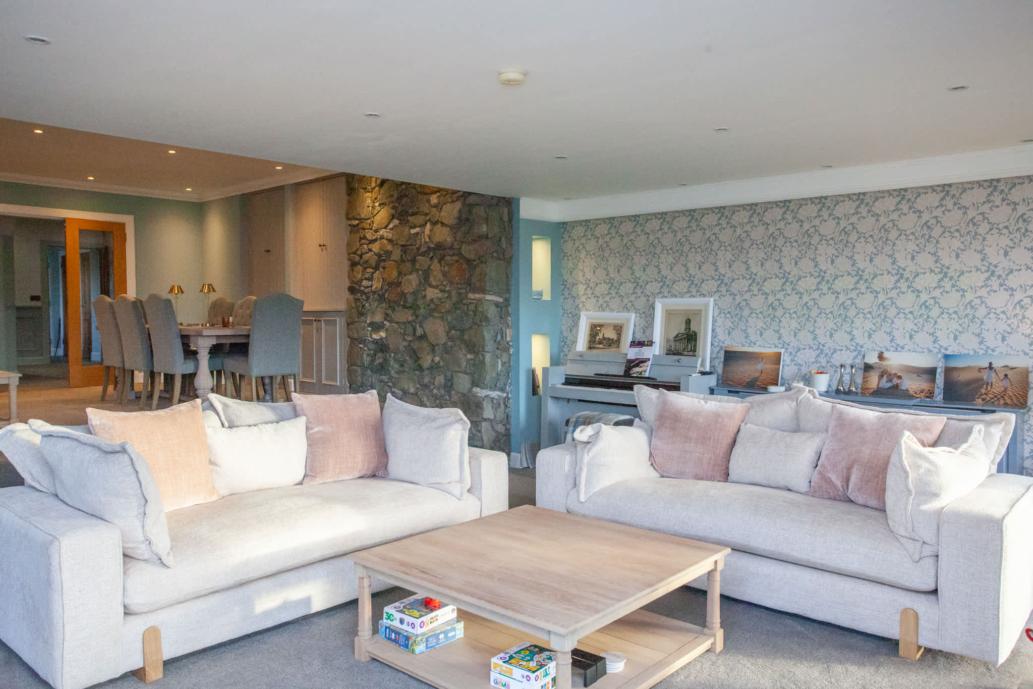 5 Bed Family Home Lochwinnoch in Bridesmill Road PA12 4HR - Property image 4 - VivreStays