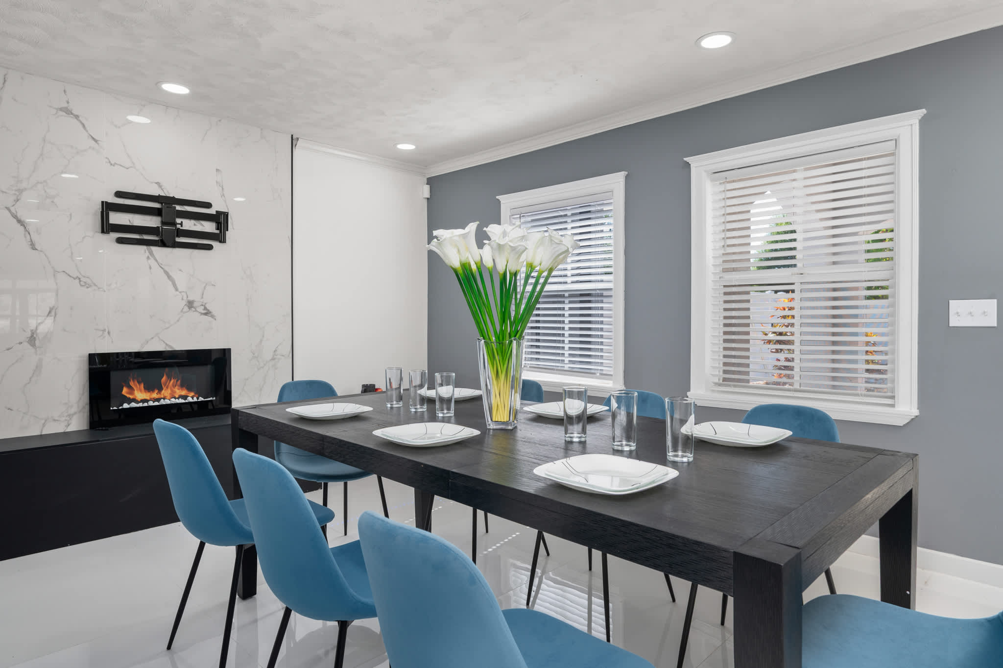 Host elegant dinners in our formal dining room, complete with stylish seating and a beautiful chandelier.