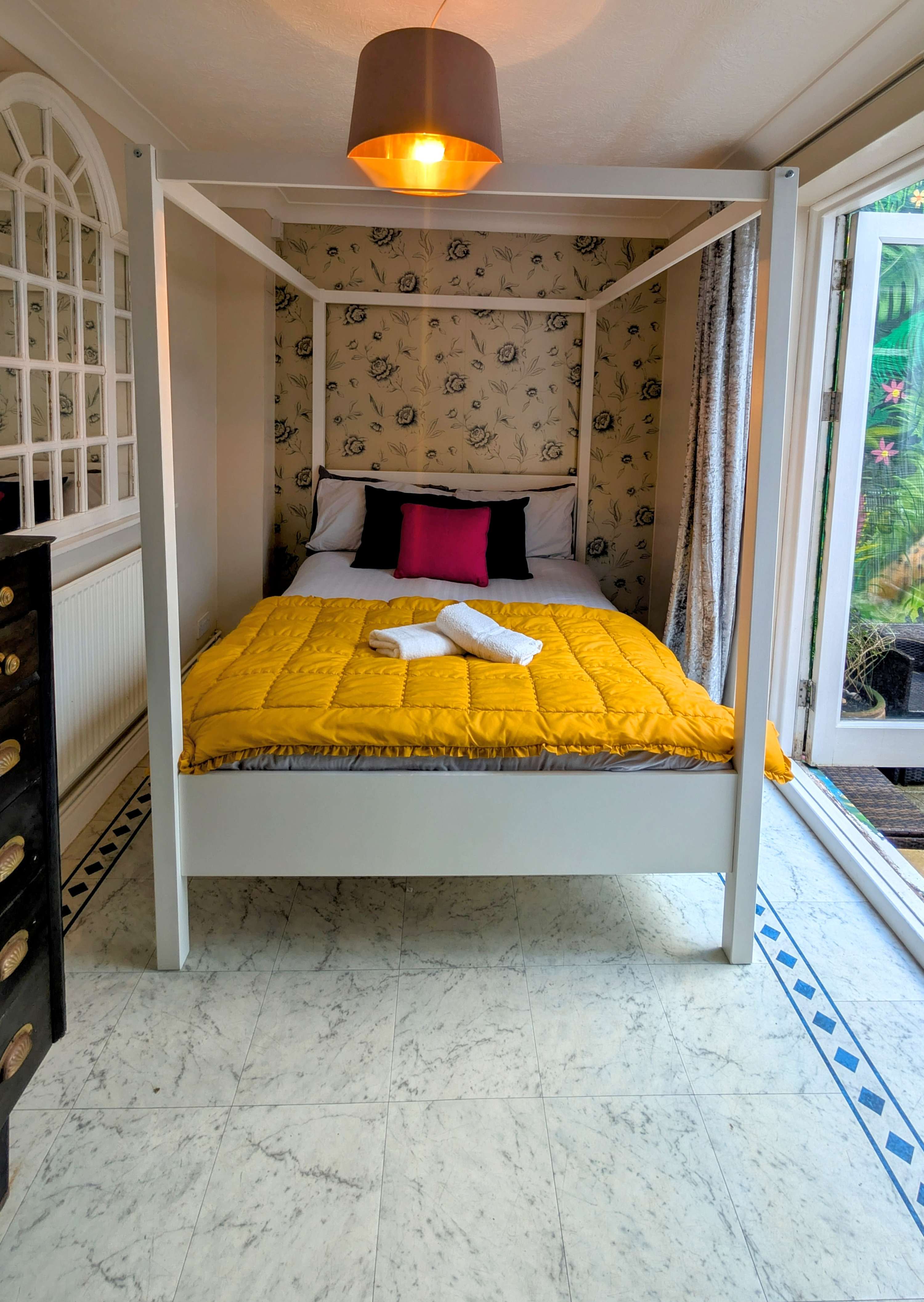 Hot Tub Hideaway - by Brighton Holiday Lets - Brighton Holiday Home - Image 16