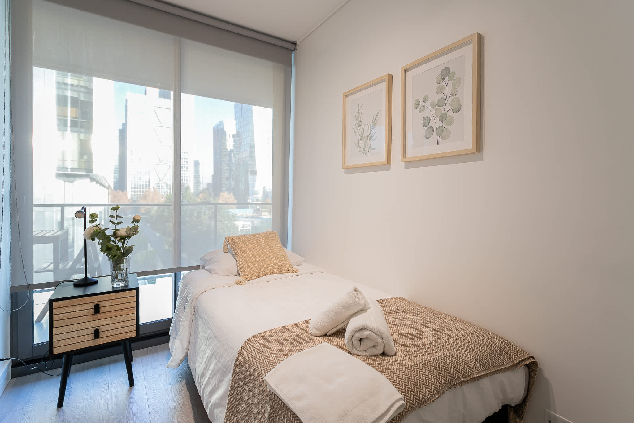 Cozy bedroom with city views, perfect for a tranquil stay in the heart of the city.