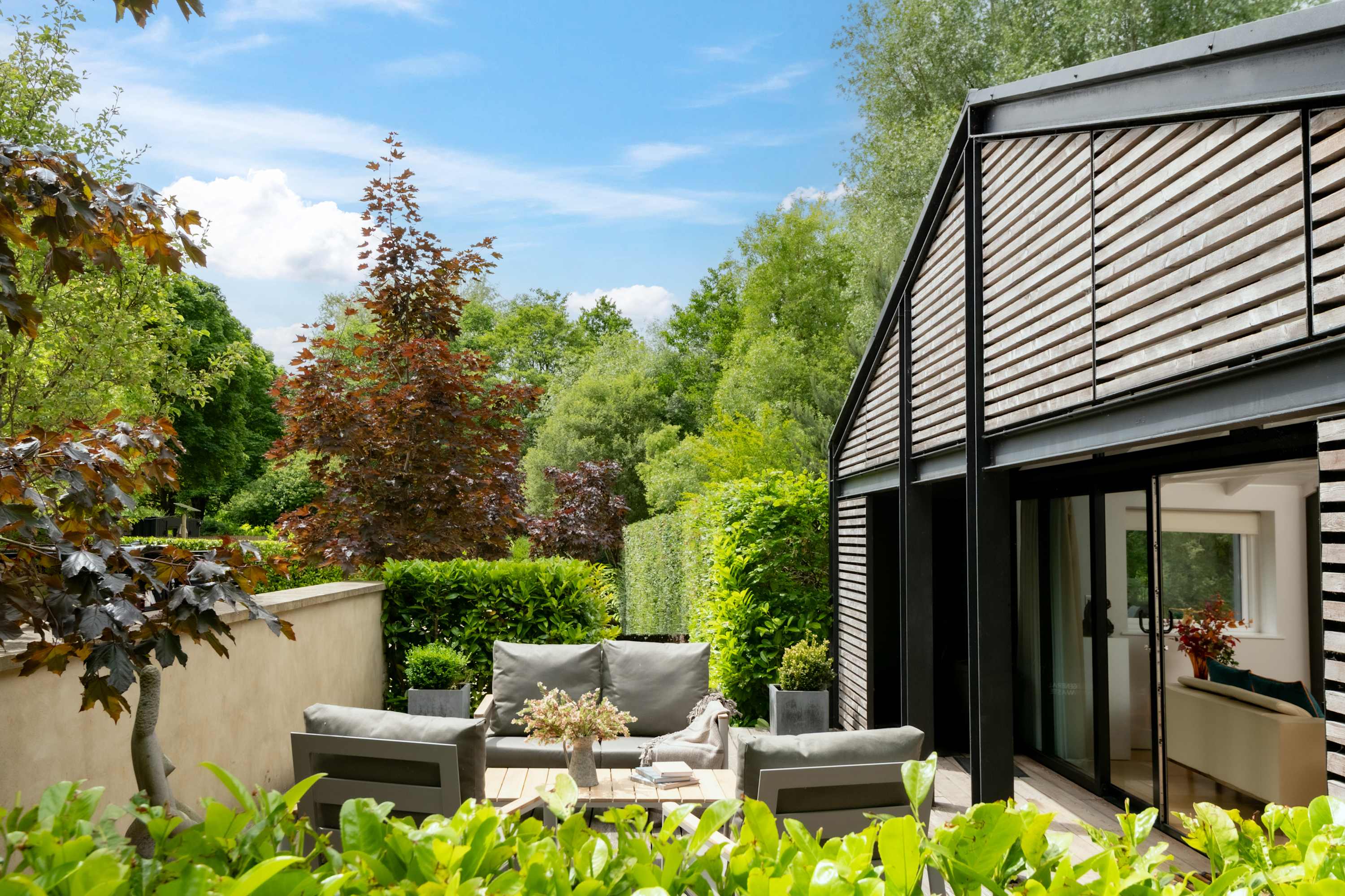Pond Lodge - Hot Tub Stay with Views & Log Burner — South Cerney, England — vacation rental