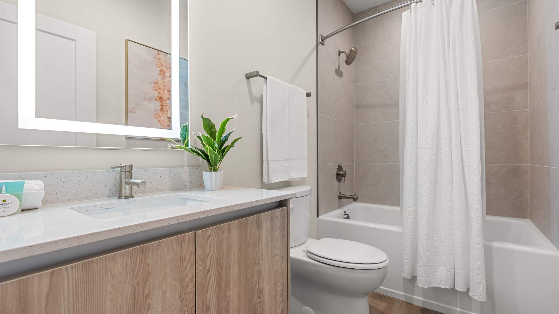 En-suite Bathroom with Modern Vanity and Combined Bathtub and Shower