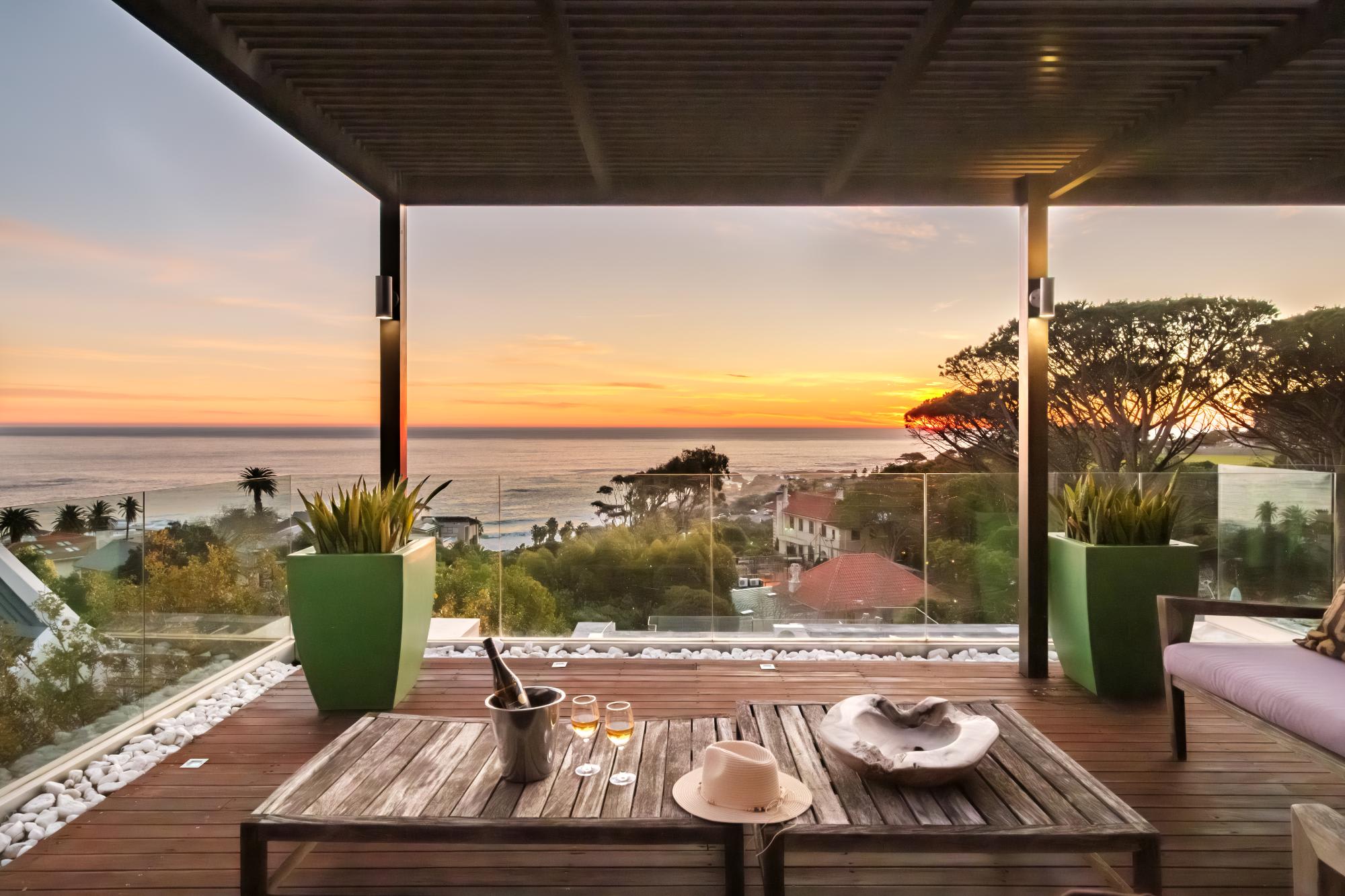 Sea View 3bed Apt w Pool near Beaches Glen Sunsets