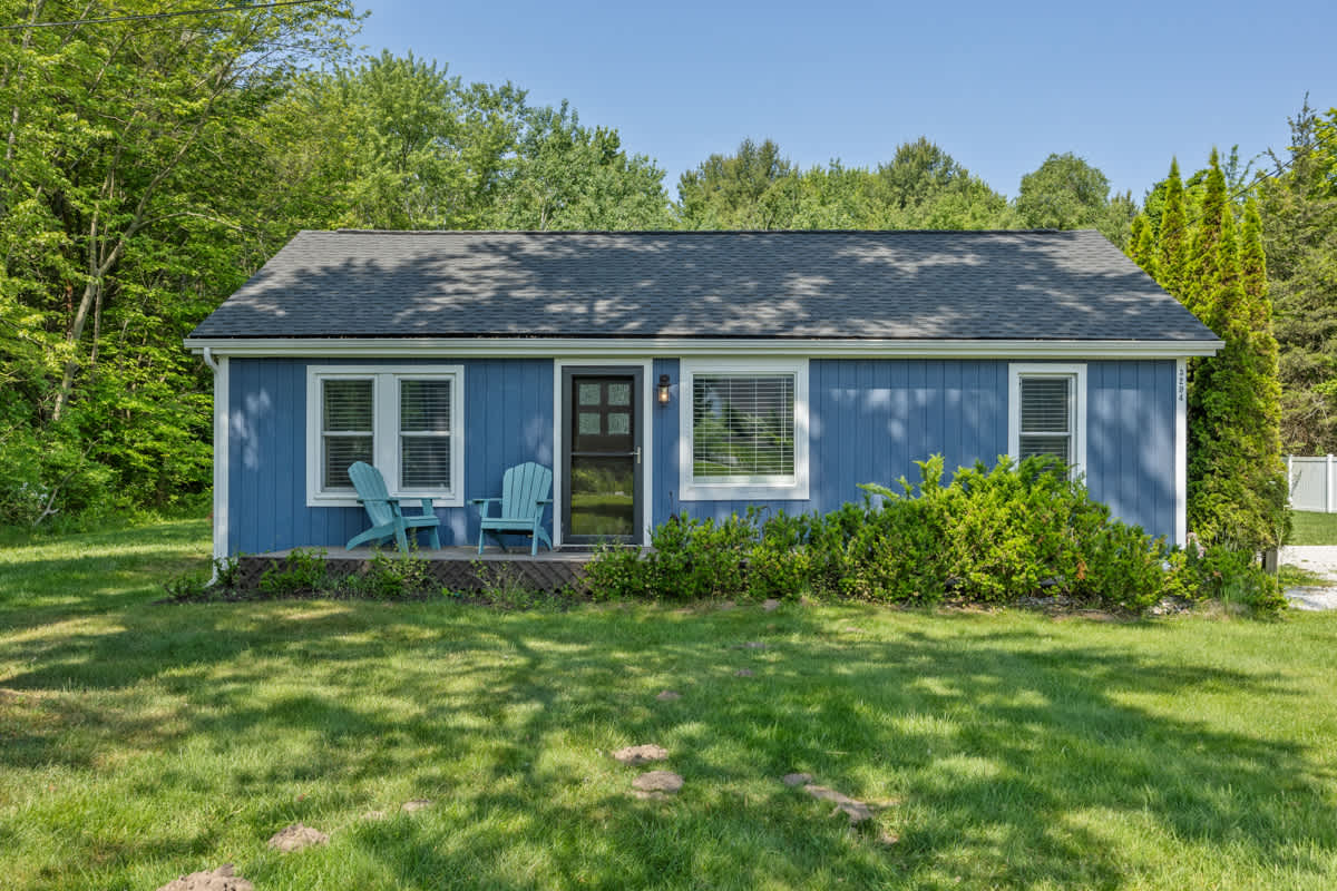 Bluestar Cottage - Hot Tub, Pergola, and Fire pit! — Saugatuck, MI — vacation rental