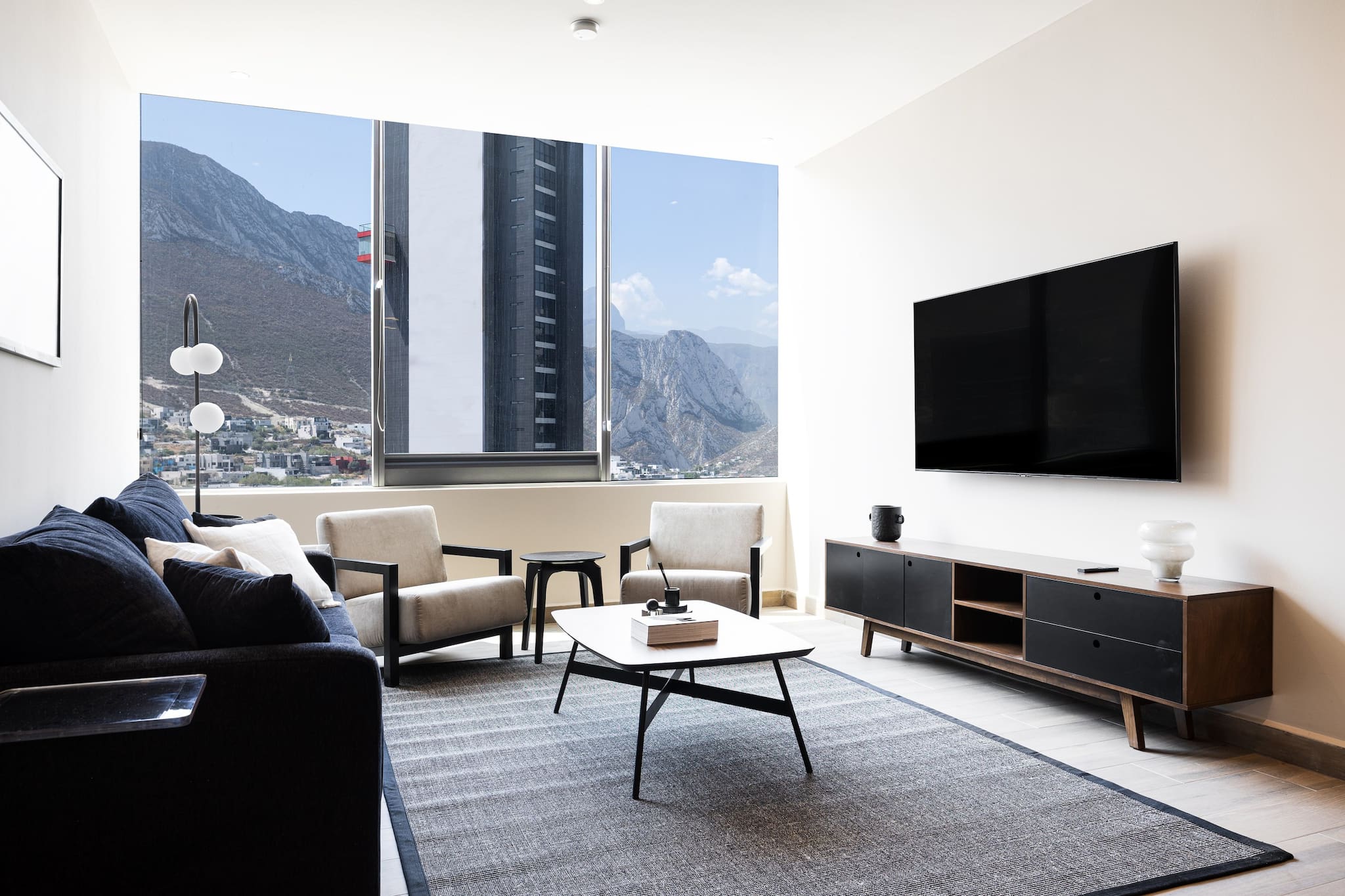 17th-Floor Huasteca Mountain Views, Roofool & Gym
