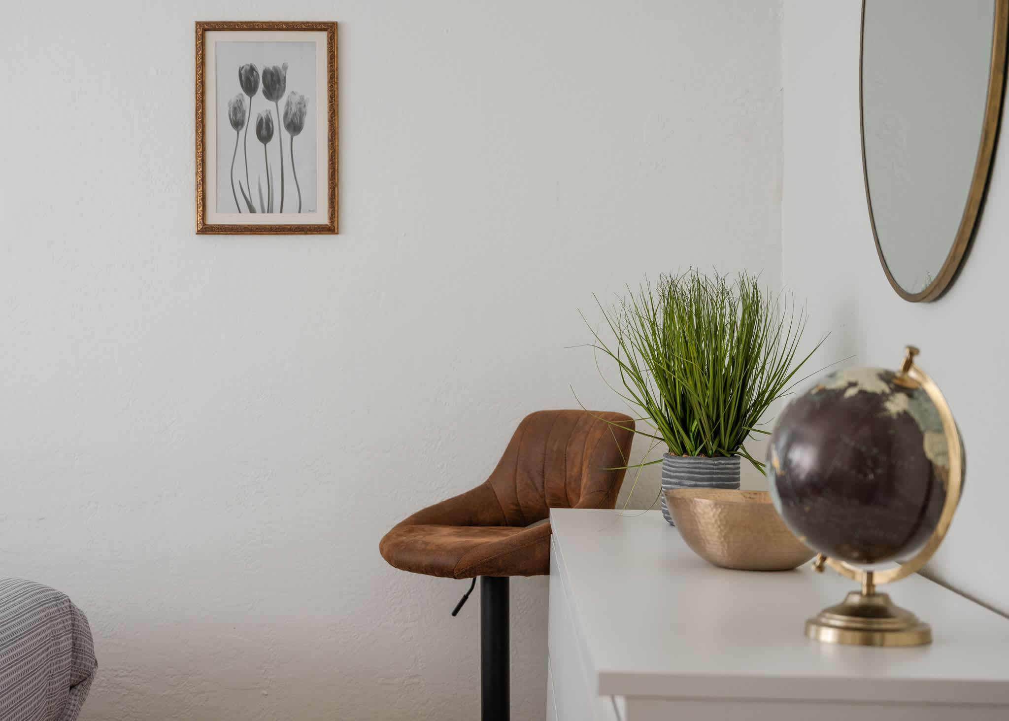 Cozy home w/full kitchen & workspace