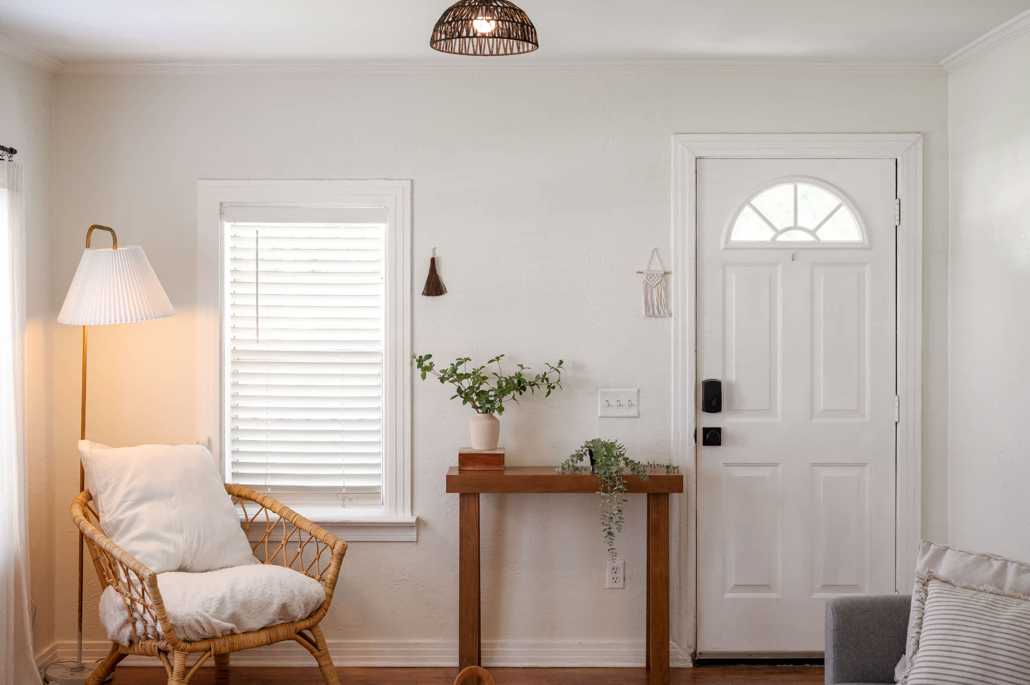 Cozy home w/full kitchen & workspace