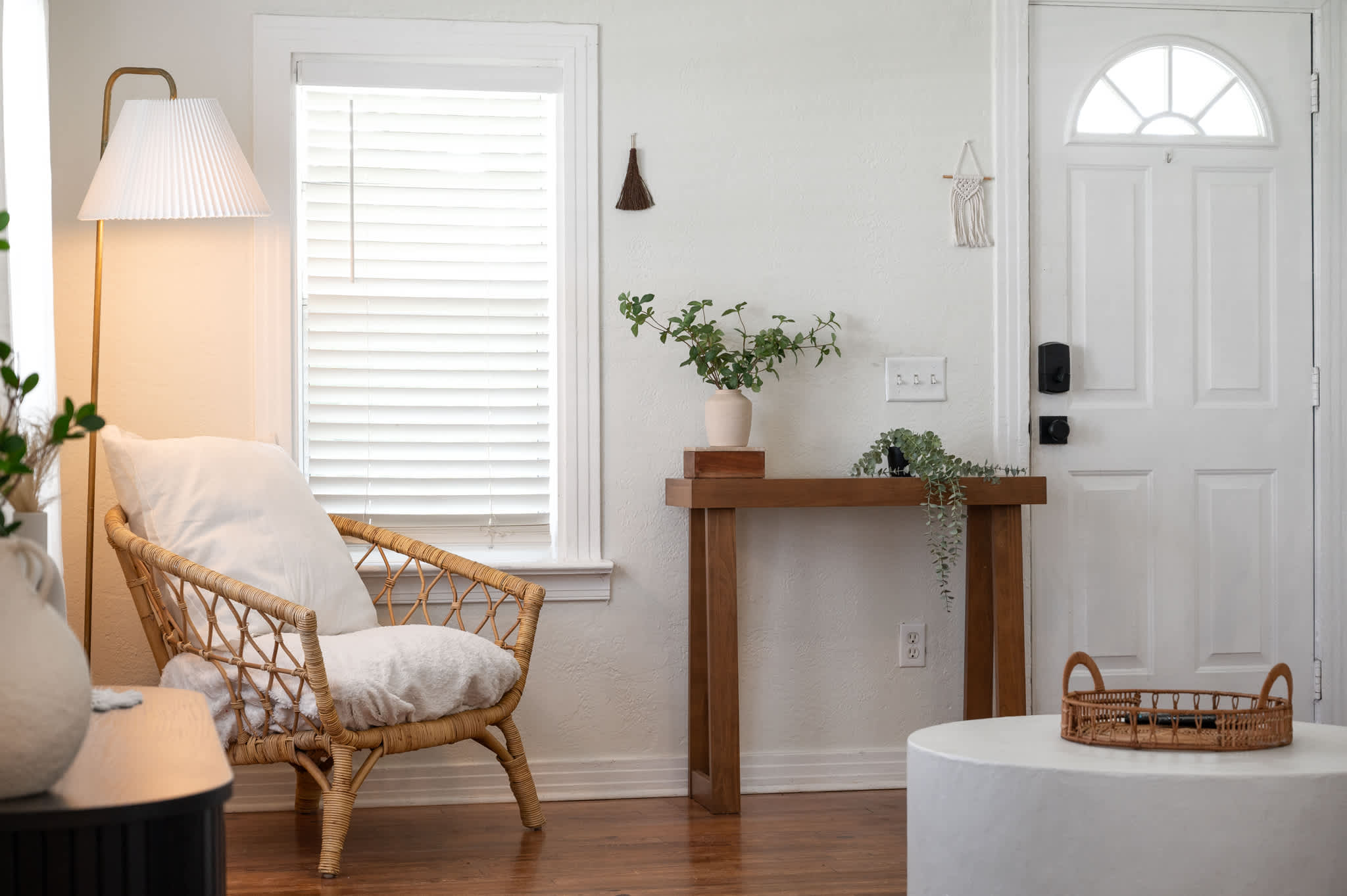 Cozy home w/full kitchen & workspace