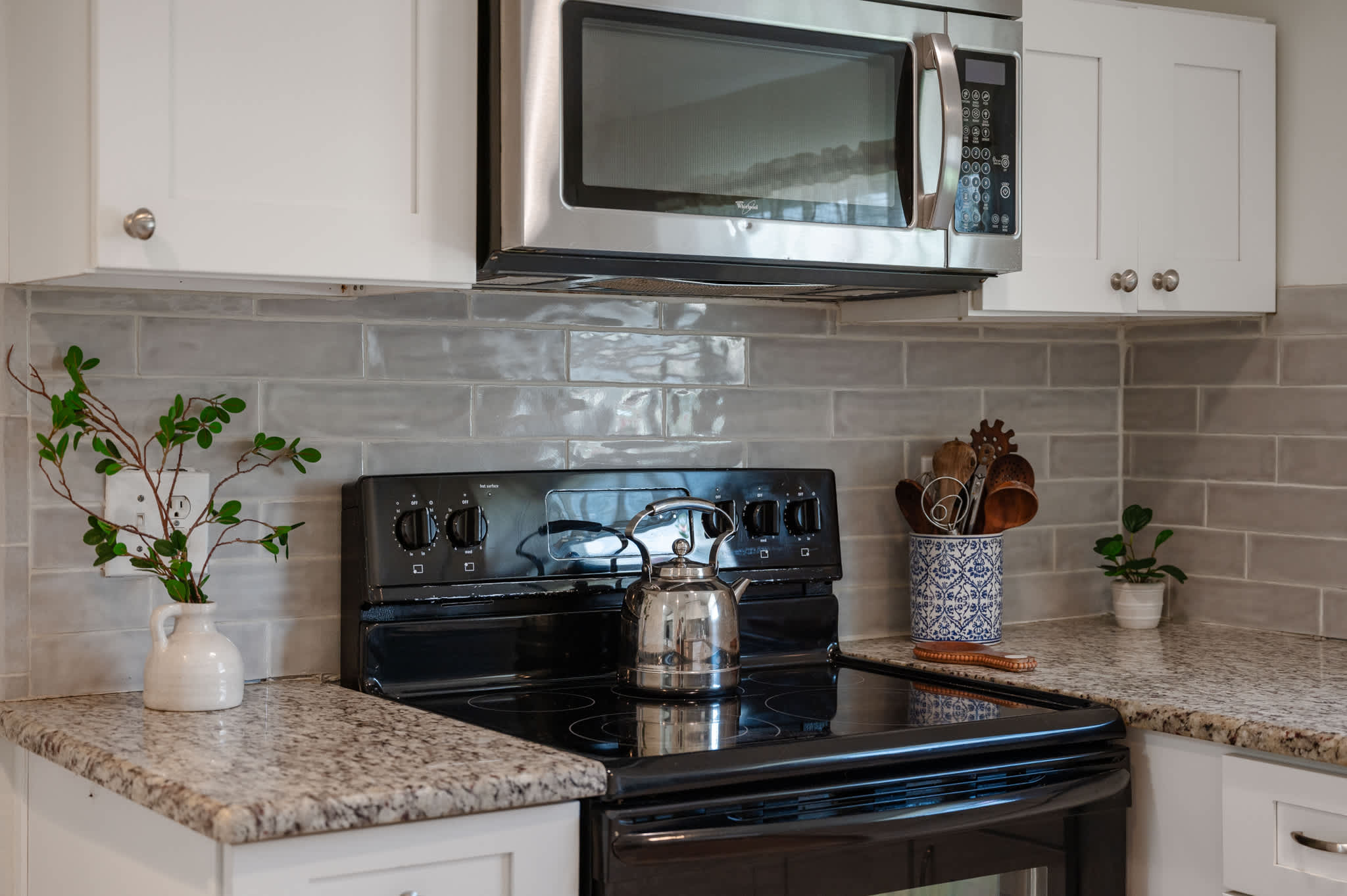 Cozy home w/full kitchen & workspace