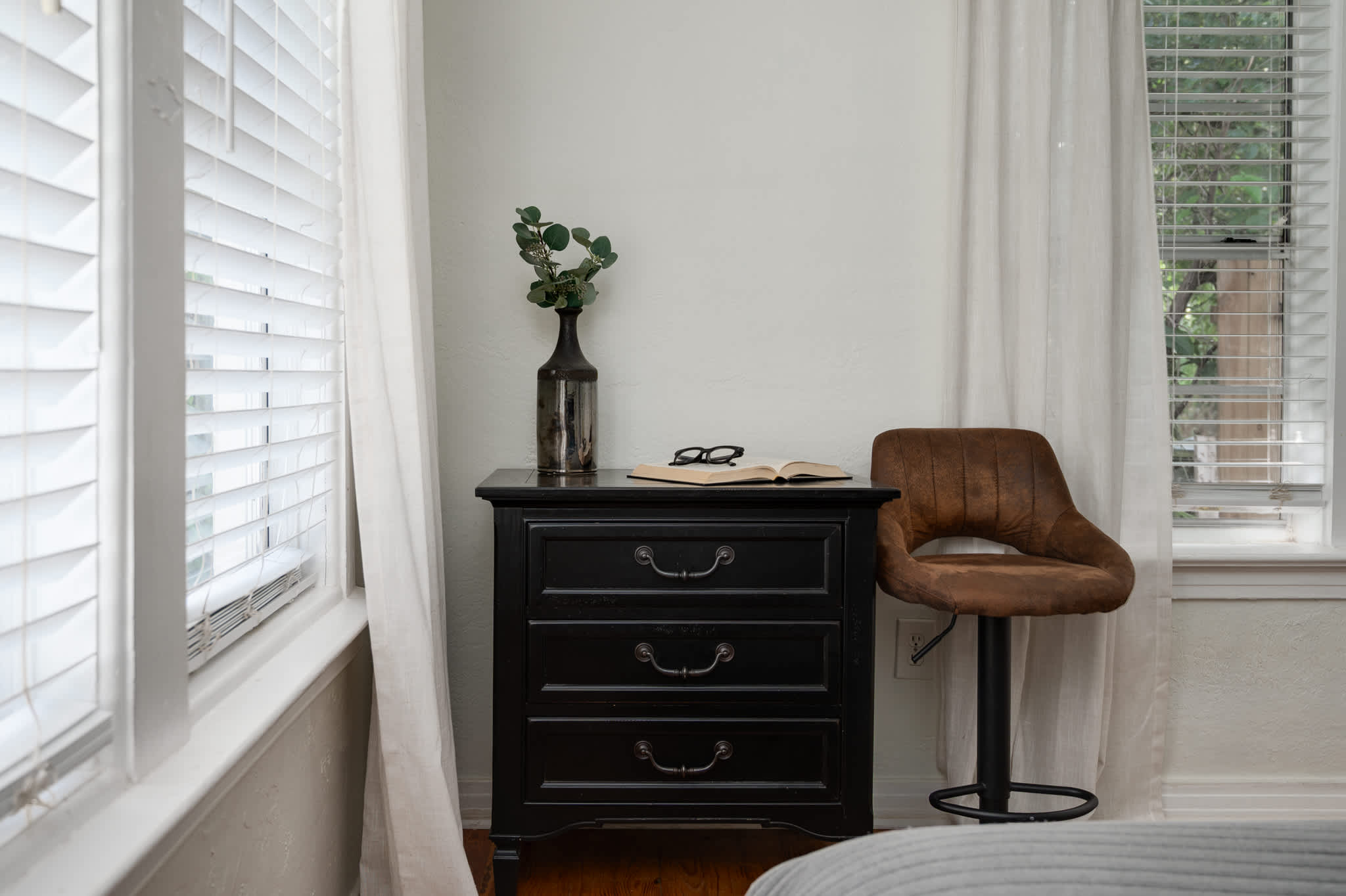 Cozy home w/full kitchen & workspace