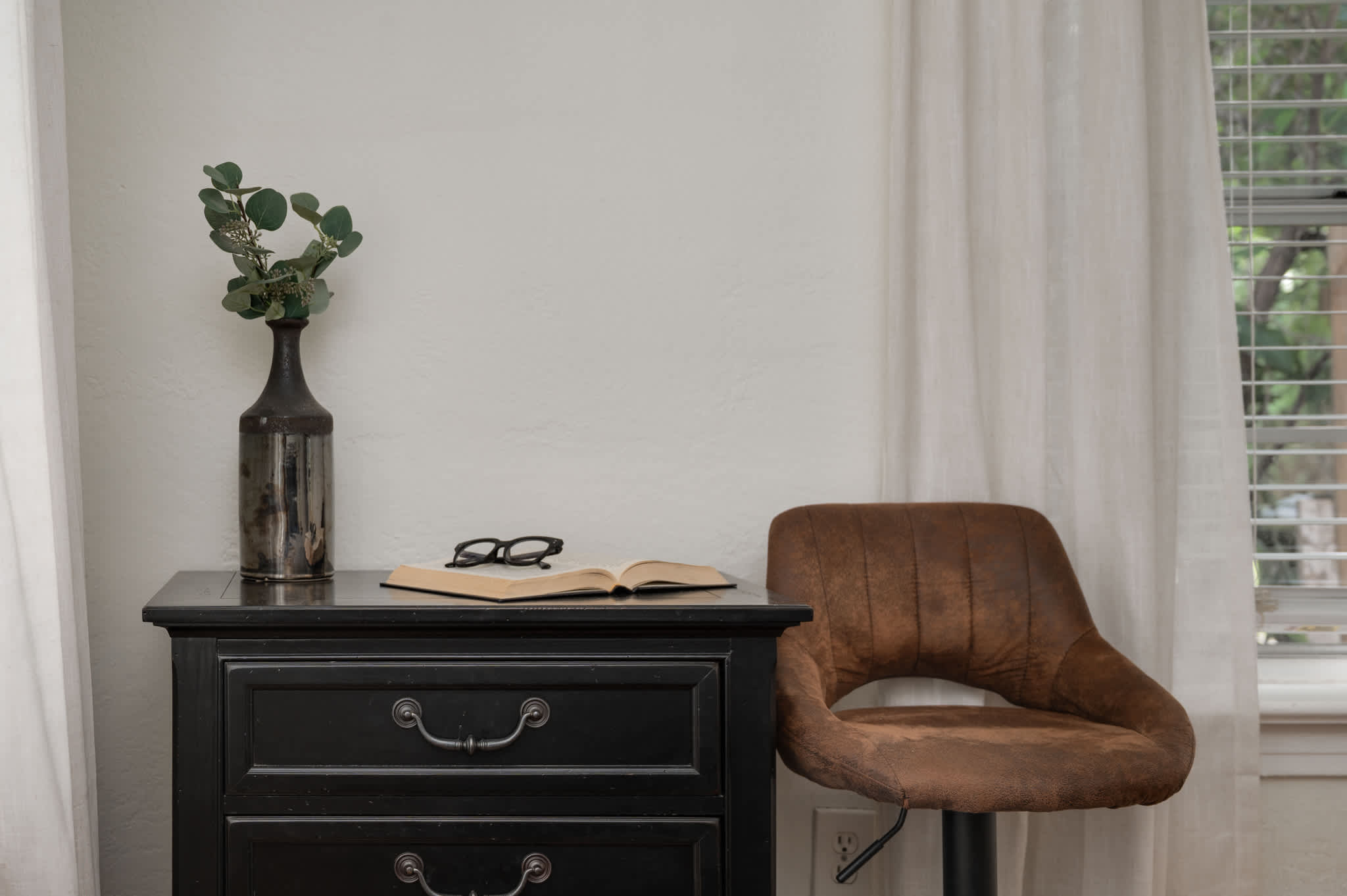 Cozy home w/full kitchen & workspace