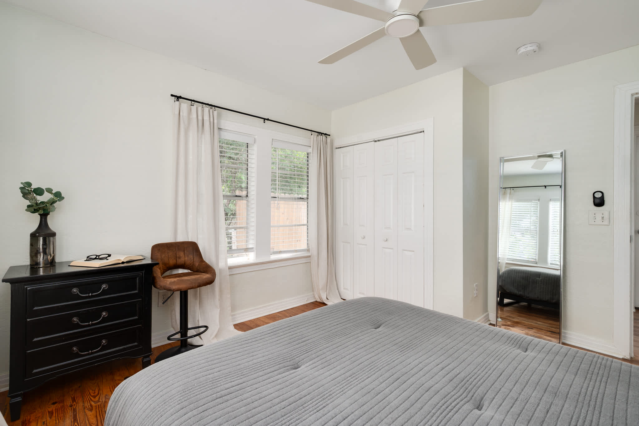 Cozy home w/full kitchen & workspace